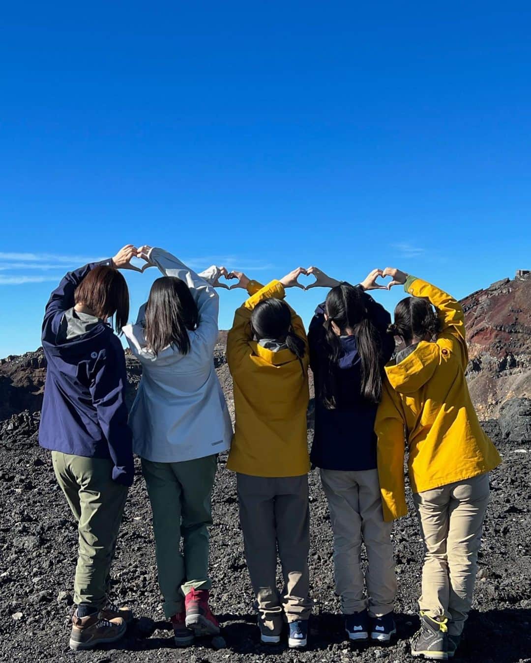岸みゆさんのインスタグラム写真 - (岸みゆInstagram)「富士山 標高3776.12 m 登頂成功🗻🌟 24時間生中継ありがとう㊗️ (28時間してました(笑))  3日前にサプライズで知らされた時は不安だし怖い気持ちでいっぱいでした。  いざ登ってる時も身体も心も何回も折れそうになったけど、｢5人で成し遂げる姿を見てもらうんだ！｣って強い想いで無我夢中に登り続けたし、下山したよ！  辛い時はメンバーの顔を見たり、声掛けあったり、円陣したり、手を取り合ったり、みんなで助け合って、心強いメンバーだなって再確認した🥲♡  #ババババンビ この5人は性格も個性も得意なことも不得意なこともバラバラで、1人だと足りないところだってあるけどみんながそろうと強くなれるんだ！いつもそうやって補い合って1つなんです♡みんなっていうのはメンバーだけじゃなくて、応援してくれている1人1人含めて1つってことね♡  岸みゆ多分、生中継見てくれる人もいなくてみんなの応援コメントも無かったら8合目の小屋に辿り着く前に脱落してたと思う😭みんなの応援パワーに何度も助けられました。岸みゆ辛そうな時、スタッフさんがコメント見れるケータイ渡してくださってたんだけど｢はい、栄養だよ｣って渡してくださるようになったもん🤣  24時間どころか28時間くらい？バンビ達にたくさんのパワーをくれてありがとうございました！これは応援してくださるみんなも一緒だったから成し遂げられた記念日です🏅  マネージャーさんスタッフさんガイドさん記者さん方 #ババババンビ のために登頂から下山まで、本当にありがとうございました！これからの活動でお返しできるよう頑張ります！ みなさんさん、頂上でしていただいた記者会見の記事が続々出ているのでストーリーから見てくれたら嬉しいです💭  メジャーデビューシングル｢ゲイシャフジヤマ｣ヒット祈願が叶いますように！！！ 初リリイベで初握手したりみんなに会えるのも楽しみ🫶🏻  3/14武道館もこうやってみんなで一緒に向かいたい！！！ 向かう途中も一緒に歩んで、1歩1歩一緒に色んなことを乗り越えて、辿り着いたら富士山頂上より最高の景色みんなで見るんだ〜！！！💐  私達の想いが迷っていた人とか、初めて見てくれた人にも届いていますように🍀  岸みゆ#ババババンビ に出会う前のこと、色々な事情で苦しくて引きこもるようになってお外に1歩も出られない時期があったの。  そんな #ババババンビ 1小さい岸みゆが日本1高い富士山のてっぺんまで辿り着けたんだよ🗻  あの頃もみんなに出会っていたかったなって思うくらいみんなが岸みゆのことを変えてくれてるって思ってる。今もその最中なのかもなあ💭いつもありがとう♡  何かの1歩を踏み出すきっかけになれていたたらいいな。 誰かの心を動かせていたらいいな。 明日も頑張ろうとかそれだけでもいいね☺️♡  そんな岸みゆは2024.3.14 武道館へ向かいます。 人生は変えられるってあの頃自分に教えてあげたいんだ。 そして今度は岸みゆがみんなの光になりたいんだ。  たまたまこの投稿を見た人も武道館に足を運んでくれるような、あと少しの勇気を岸みゆが届けられていたら嬉しいです！  最速先行チケット明日まで🚨 まだ間に合うよ！ r-t.jp/budokan314  最後まで読んでくれてありがとう！ お写真も最後まで見てくれた？😏😏 富士山でもラーメンとコーラは欠かせませんね🍜🥤  #バンビフジヤマ24  #ババババンビ #ゲイシャフジヤマ」8月30日 18時16分 - miyu_kishi0213