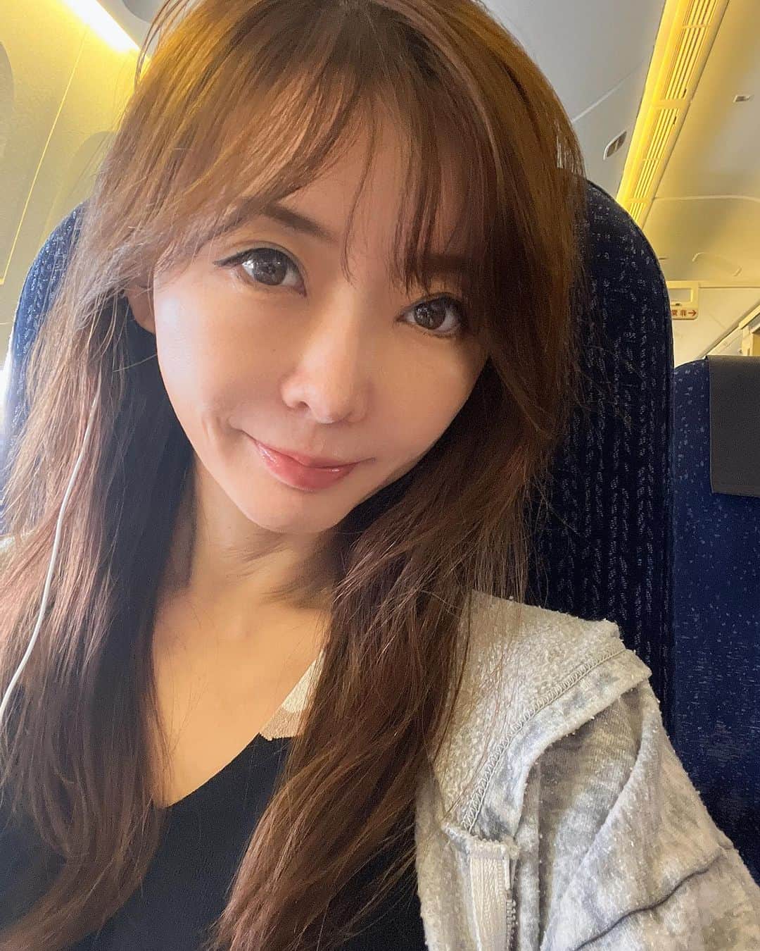 高村凛のインスタグラム：「飛行機で大阪へ🛩」