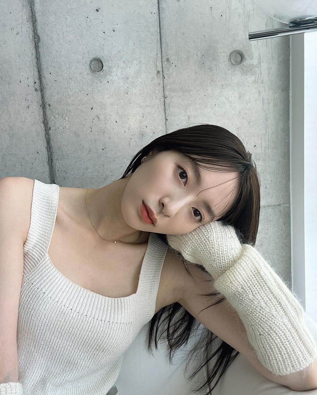 佐藤さきのインスタグラム：「マキアージュの新作の下地 ドラマティックフォルミンググロウベースを 頂いたので試してみました〜！  ひと塗りでつやと立体感が出て、 小顔演出ができる優れもの◎  透明感がぐぐっとUPするのもうれしい 青みのあるテクスチャーだけど、 肌に伸ばすと透明に変わるから どんなメイクにも合わせやすい   立体感が出る高ツヤ油分が入ってるのに 触るとパウダーのようにサラサラするので 夏にぴったりなベースだなと思いました😌   肌ひきしめ効果もあるので スキンケア効果も期待です。   〜8/21発売〜  ＠maquillage_jp #マキアージュ　#提供　#ドラマティックフォルミンググロウベース #小顔トリック #化粧下地　#ベースメイク」