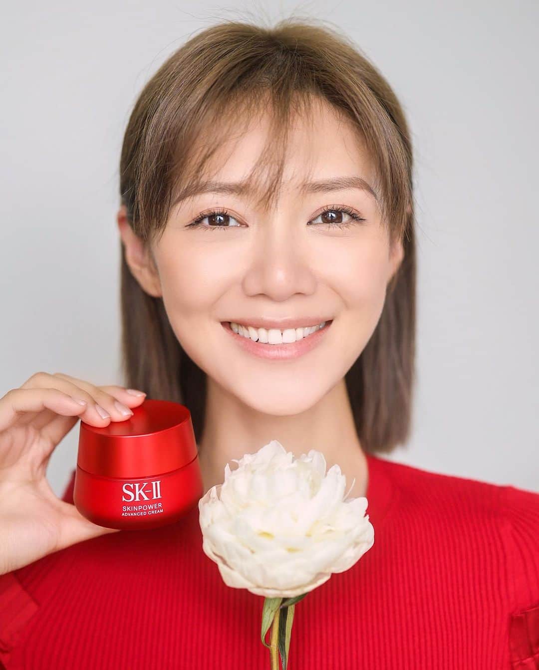 Elva Niのインスタグラム：「我和大家一樣 熬夜是常態 雖然這樣很容易導致肌膚出現細紋 失去彈性膚色黯淡無光 但早前到專櫃使用Magic Ring肌膚檢測到我的肌齡是23歲 當然就是因為最近下了苦功的關係🤣 除了用了好多年的 SK-II #神仙水 之外 最近我還一併使用全新 #SKINPOWER致臻能量精華霜 ~ 升級版配方蘊含 SK-II 傳奇成分 PITERA™️ 及嶄新成分旱金蓮和芍藥萃取物 讓肌膚迅速回復彈潤透亮緊緻肌 質地也更細膩，清爽絲滑無負擔 上妝前使用亦不黏笠，十分快速地吸收 #一夜緊緻  ✨翌日睡醒可以明顯感受到肌膚立即變得更緊緻  #兩週澎彈  ✨連續使用2星期更可改善細紋、肌膚更飽滿 你也希望改善你的肌膚情況，解救壓力疲倦肌嗎？ 第一步就是了解自己的肌膚 誠邀大家到SK-II 全線專櫃或概念店體驗免費Magic Ring肌膚測試 完成肌膚測試並成功登記成為新會員即可領取試用裝！ 立即預約體驗肌膚綻放無齡感的完美狀態吧🌸  #SKII #SKIIHK #綻放無齡感 #全新SKINPOWER精華霜配方 #InPartnershipwithSKII」