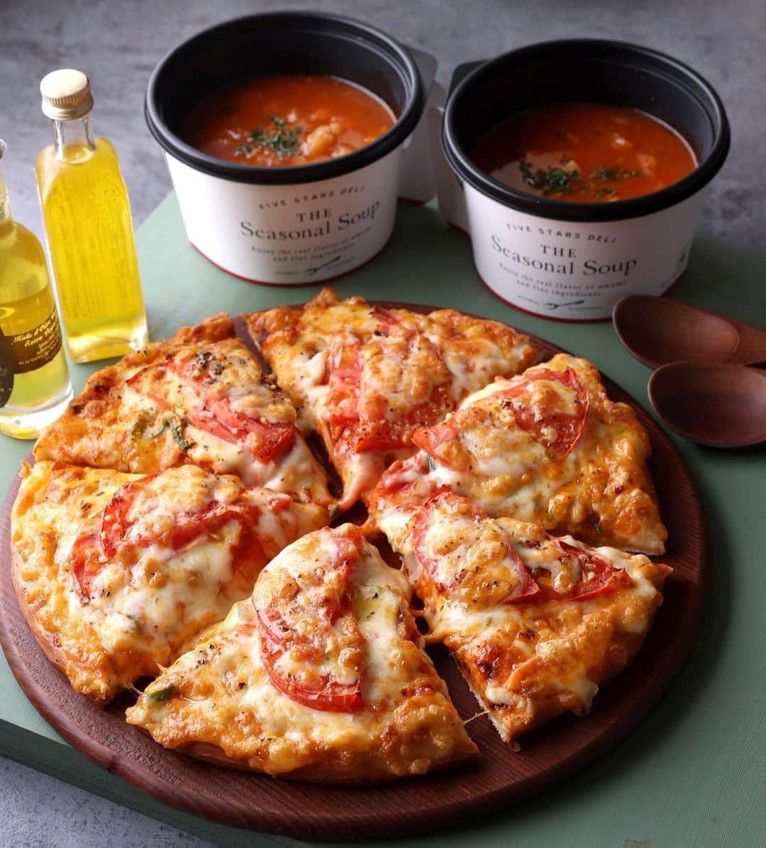 ピザーラのインスタグラム：「【ピザーラが食べたくなったらコメント欄に🍕を書いてね！】  こんばんは！ 明日は #野菜の日 🥗  ピザーラには野菜をたっぷり使ったメニューが沢山あるのをご存知でしたか？  🍕イタリアーナ 🥣ミネストローネ  明日までイタリアーナがお得に食べられるキャンペーンを開催中❗️  この機会にぜひお試しください✨ 詳しくは公式サイトをチェック👌🏻  -———— ピザーラ公式アカウントでは、PIZZA-LAのお得な最新情報をお届けしています🍕  皆さまもぜひピザーラを食べた際には #ピザーラ#ピザーラお届け のハッシュタグをつけて感想を教えてくださいね✨ お写真をご紹介しちゃうかも？😆 投稿、お待ちしています♪  #pizza_la #ピザ #ピザパーティー #ピザパ #ピザ屋 #ピザ好き #ピザ好きな人と繋がりたい #野菜料理 #野菜スープ #ミネストローネ」