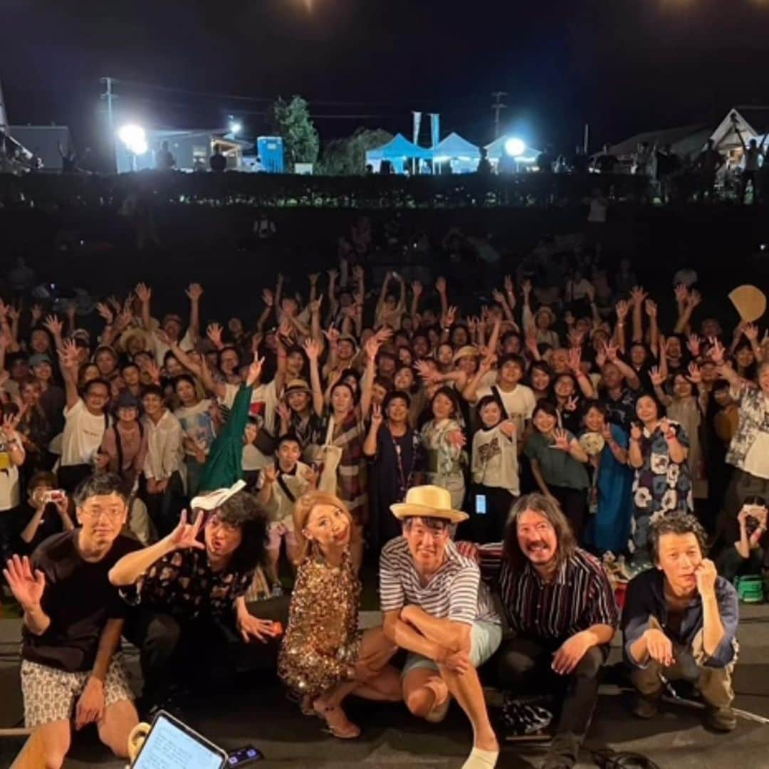 野宮真貴さんのインスタグラム写真 - (野宮真貴Instagram)「. 渋谷系夏曲もカジくんと歌った『きのえね夜市2023 』  来て下さった皆さんありがとう😊  私は初参加でしたが、自然に囲まれた気持ちの良いロケーション、手作り感のある温かい雰囲気の中、日本で唯一の酒蔵が主催する音楽フェスだけあって、美味しい日本酒とフード、そして音楽を楽しめる素敵なフェスでした🎵  2023夏の素敵な想い出をみなさんとご一緒に作れたね❤️  スタッフのみなさんもありがとうございました🙏  この素敵な音楽フェスがもっとたくさんの方に届きますように✨  #きのえね夜市 #飯沼本家 #甲子 #日本酒 #イベント #夏のイベント #音楽フェス #酒蔵フェス #千葉 #酒々井 #グソクムズ #おとぎ話 #カジヒデキ #宮内優里 #バンバンバザール #野宮真貴 #musicfest #musicfestival #music #summerfestival #summerfestivalinjapan #sake #missmakinomiya」8月30日 18時17分 - missmakinomiya