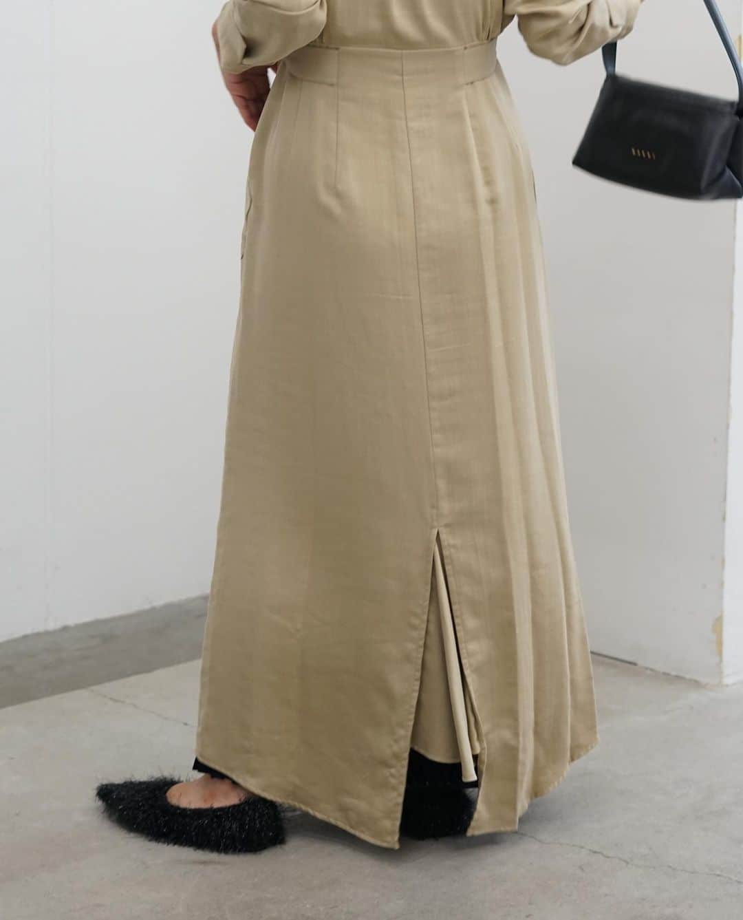 【ANN DE ARKさんのインスタグラム写真 - (【ANN DE ARKInstagram)「⁡ 【styling】  one-piece:PHOTOCOPIEU skirt:Graphpaper bag: MARNI shoes: PIPPICHIC ⁡ ⁡ 詳しくはオフィシャルサイト【ARKnets】にて。 ■商品や通信販売に関しまして ご不明な点がございましたらお気軽にお問い合わせください。 ----------------------------------- オフィシャルサイトの在庫と店頭在庫は共有しております。 商品に関しましては、お気軽にコメントや店舗までお問い合わせください。 ⬇︎⬇︎⬇︎ @ann_de_ark  @arknets_official ⁡ #fashion #栃木 #宇都宮 #ショップ #セレクトショップ　#arknets #anndeark #photocopieu #marni #graphpaper #pippichic  ⁡ -----------------------------------」8月30日 18時28分 - ann_de_ark