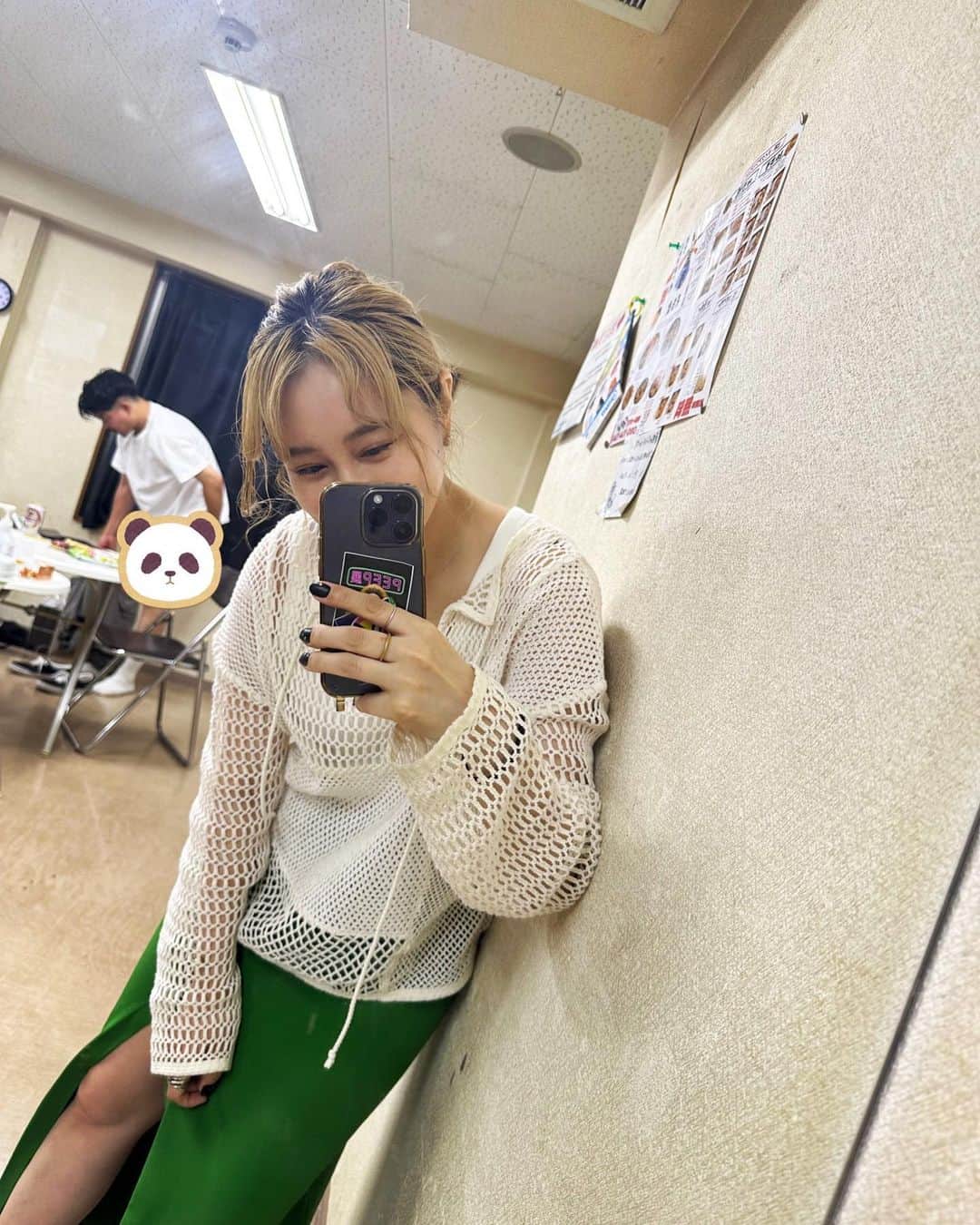 西恵利香のインスタグラム：「🍃into the wind tour 福岡🍃 ⁡ サンキューソールドアウト福岡〜〜〜！🥳 ⁡ ヨナヨナの今回のツアーも無事にファイナル！ @yonayonaweekenders  ⁡ ⁡ チーム全員福岡好きすぎて、 ライブ中もライブ後もずーっと笑ってたな！ ⁡ もちろん最高のお客さんと一緒に👏💕 さすがR.M.T.Tが1番相応しい土地だ…！ ⁡ 磯野くんのお誕生日もお祝いできてよかった🍰 改めておめでとう！！！ ⁡ ⁡ ということで福岡の思い出写真をpost🤳 ⁡ 私服撮ろうと思って鏡越しに携帯かまえたら、 磯野くんのお着替えショットが撮れたので スタンプで🤫㊙️ (ご本人から許可いただき済ｱﾘｶﾞﾄ) ⁡ ⁡ 福岡はラーメンもそうだけど海鮮も美味しいよね…！ 生きてるイカさんありがとうございます🙏 信じられないくらい甘かった！ 水炊きも食べたよ！ ⁡ 打ち上げ後全員でひと部屋に集まってめちゃ狭かったり 本当に笑わせてもらいました！ ツアーってこれだから大好きだなぁ😂 ⁡ ⁡ 今週末は追加公演、渋谷にただいま！ こちらもソールドアウト🎉 全力でサポートさせてもらいます！ みんなで踊って歌って飲んでこ〜〜〜！！！ ⁡ ⁡ #yonayonaweekenders #yyw #intothewind #福岡 #nishierika #西恵利香」