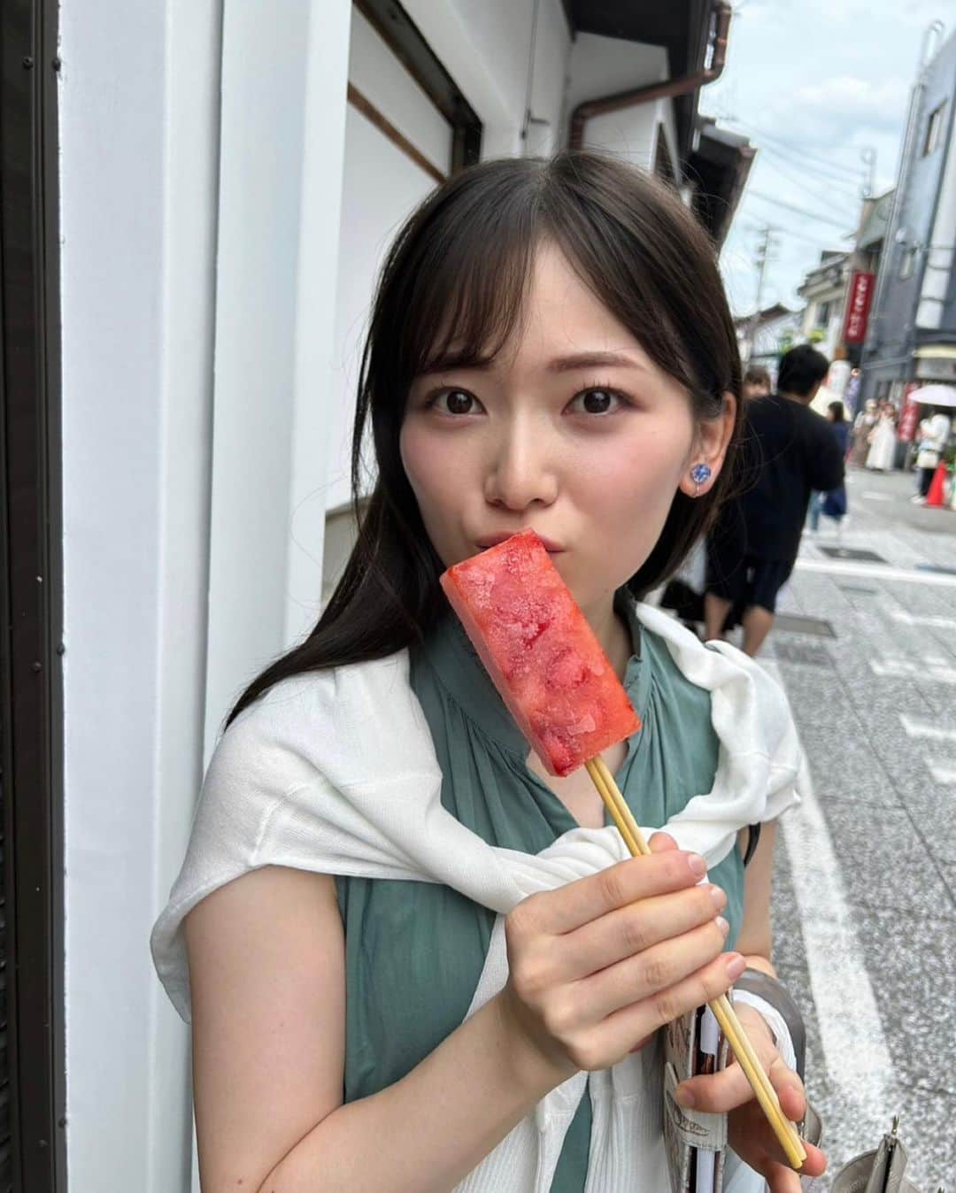 南雲穂波さんのインスタグラム写真 - (南雲穂波Instagram)「#あまおう葛アイスバー 🍓  2枚目は5年前の冬に同じお店で食べた#あまおういちご大福最中 🍓 大きくて中まで赤くて、味が濃くて酸味もあって、あまおうってこんなに美味しいの！とその時感動しました🍓  いつの日か あまおうのいちご狩りに行ってみたい🍓」8月30日 18時24分 - honami_nagumo_nbn