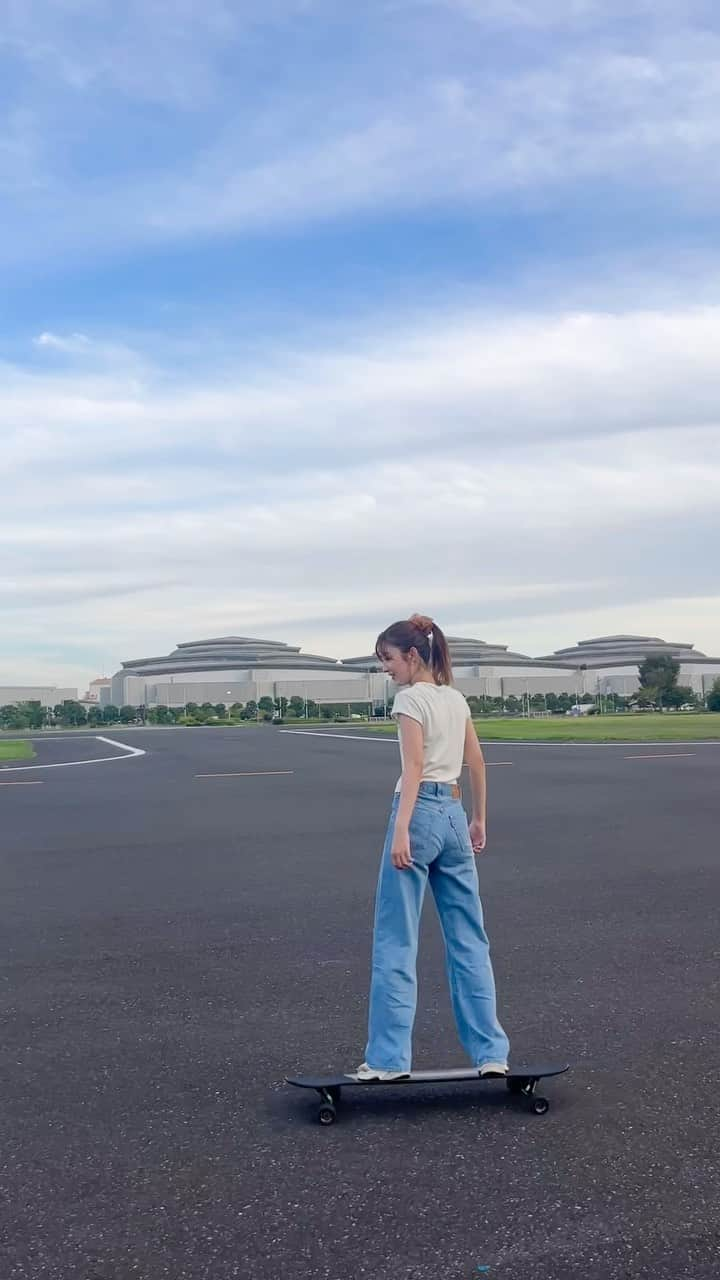 市野莉子のインスタグラム：「ロンスケ練習中なの〜最後まで見てね（笑） @cosmolongboardco 🛹  👖 @sly_official @levis_japan デニムかわいい☺︎  提供：サンリオ 🩵 #ロンスケ#ロングスケートボード#デニム#ファッション#fashion#ootd#스케이트보드」