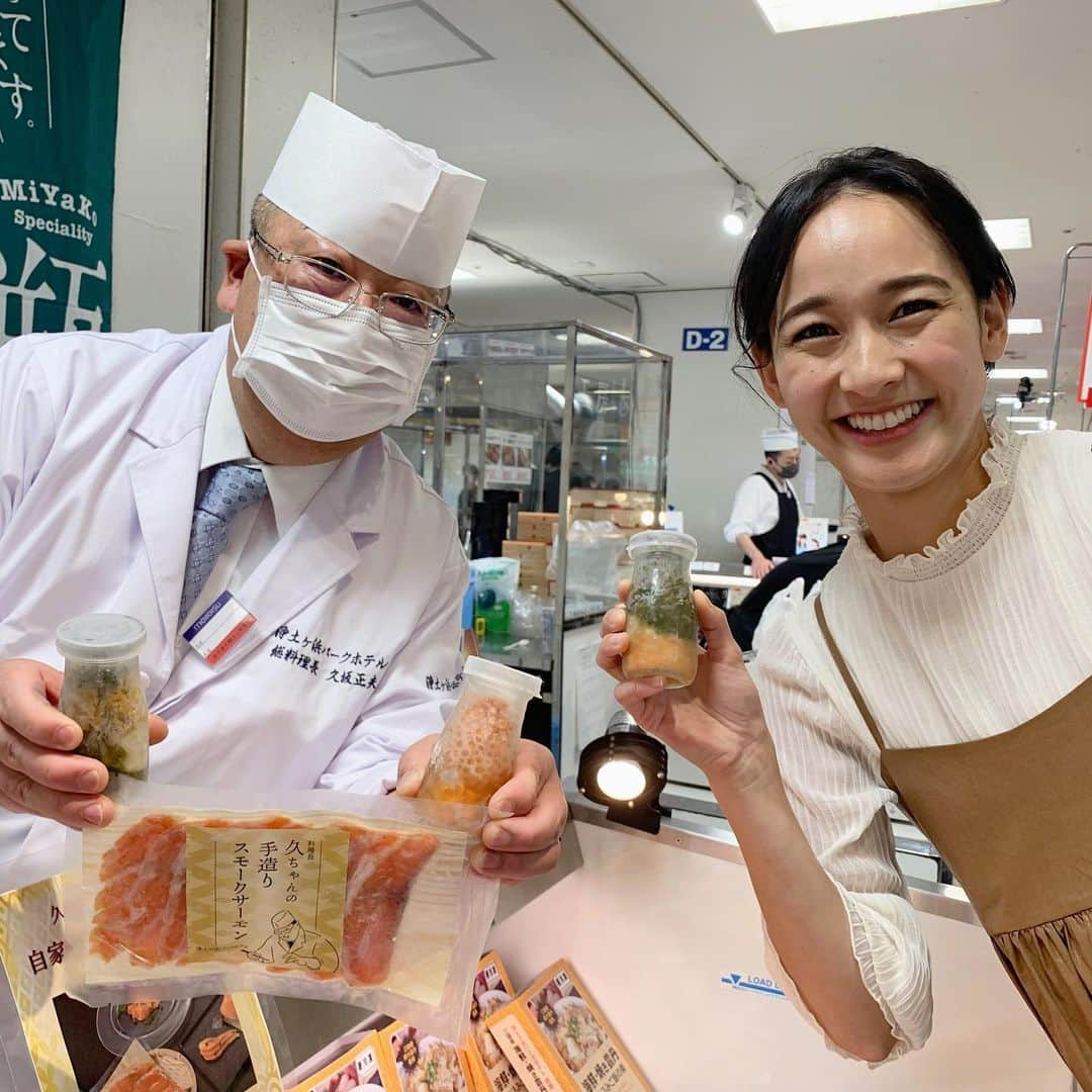 浦口史帆さんのインスタグラム写真 - (浦口史帆Instagram)「✍️  名鉄百貨店で今日から始まった岩手県の物産展で、 #瓶ドン と #盛岡冷麺 に再会しました〜😆💞✨  特番の取材で宮古市で頂いた瓶ドンの美味しさが忘れられず、それ以降、父の日などの贈り物用に取り寄せています🥳🤍  #ぴょんぴょん舎 の盛岡冷麺は、学生時代に青春18きっぷで東北旅をした時に食べた思い出の味😋🚃🤍  どちらも中継で紹介できて嬉しかったです☺️💓  中継後、このイベントのために名古屋まで来てくださっている#浄土ヶ浜パークホテル の総料理長・久坂さんと記念撮影🐟🩵✨ ありがとうございました❣️  #工藤菓子店 の#わらび餅 、 #栗駒茶屋 の#義経千本桜だんご 🍡、 #いわて門崎丑牧場 の#ハンバーグ と#ローストビーフ ‥‥ どれも、また食べたくなる絶品です！！！  その他にも岩手県の美味しいグルメがたくさん揃っています🛍️ 次の月曜日(9/4)まで開催中ですよ〜🏃‍♀️💕」8月30日 18時26分 - uraguchi_shiho