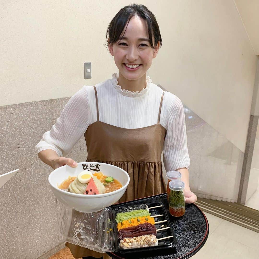 浦口史帆さんのインスタグラム写真 - (浦口史帆Instagram)「✍️  名鉄百貨店で今日から始まった岩手県の物産展で、 #瓶ドン と #盛岡冷麺 に再会しました〜😆💞✨  特番の取材で宮古市で頂いた瓶ドンの美味しさが忘れられず、それ以降、父の日などの贈り物用に取り寄せています🥳🤍  #ぴょんぴょん舎 の盛岡冷麺は、学生時代に青春18きっぷで東北旅をした時に食べた思い出の味😋🚃🤍  どちらも中継で紹介できて嬉しかったです☺️💓  中継後、このイベントのために名古屋まで来てくださっている#浄土ヶ浜パークホテル の総料理長・久坂さんと記念撮影🐟🩵✨ ありがとうございました❣️  #工藤菓子店 の#わらび餅 、 #栗駒茶屋 の#義経千本桜だんご 🍡、 #いわて門崎丑牧場 の#ハンバーグ と#ローストビーフ ‥‥ どれも、また食べたくなる絶品です！！！  その他にも岩手県の美味しいグルメがたくさん揃っています🛍️ 次の月曜日(9/4)まで開催中ですよ〜🏃‍♀️💕」8月30日 18時26分 - uraguchi_shiho