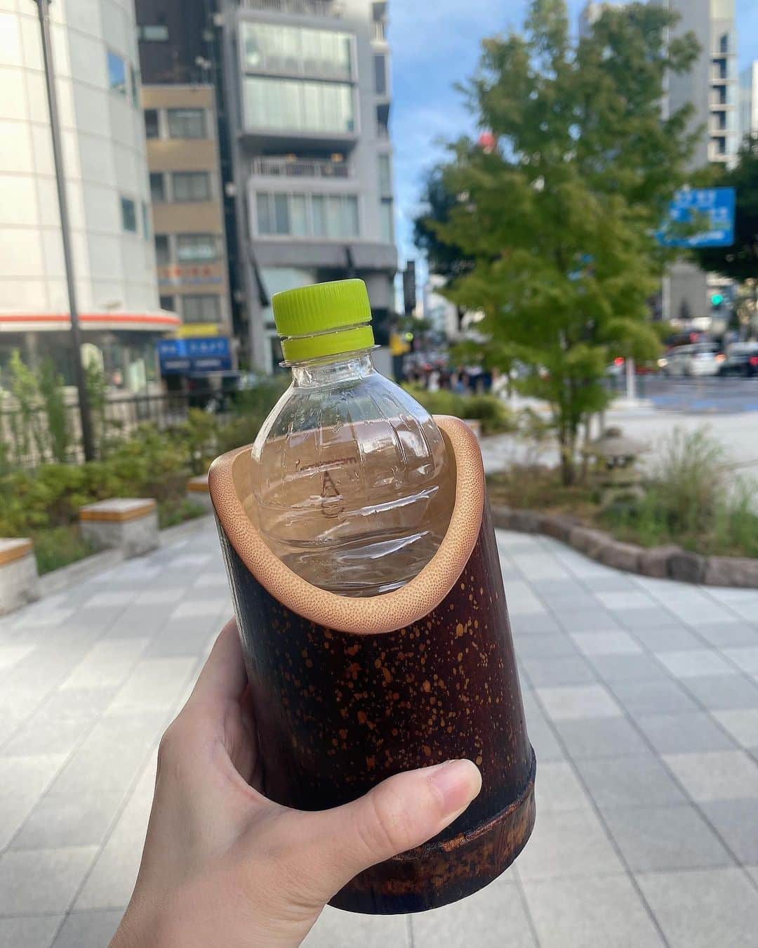 道岡桃子さんのインスタグラム写真 - (道岡桃子Instagram)「ひんやり🧊  かわいいボトルクーラー✨  徳島県阿南市の竹でできていて  職人さんの手作りなんです！！  夏場はペットボトルを凍らせて持っているのですが、これに入れておくと保冷されて屋外でもかなり氷が長持ちします👍不思議🧊  おそるべし竹パワー🎋  晩酌にはもちろん、バーベキューとかキャンプにもぴったり😊  竹の香りに癒されます✨  海外の方へ日本のお土産にも良き🥰  ストーリーズにも貼っておきます🎋  ＠bamboodom.japan #バンブークーラー #竹 #アウトドア #アウトドア用品 #エシカル #バンブー #保冷 #バーベキュー #キャンプ #キャンプ道具 #ペットボトルホルダー #手作り #ペットボトル #徳島県 #阿南市 #晩酌 #かわいい #自然 #自然素材 #大自然 #nature #naturelovers #bamboocooler #drinkholder #tokushima #ドリンクホルダー　20%オフクーポンコード→AGN8FQ4M」8月30日 18時26分 - momoko_ana