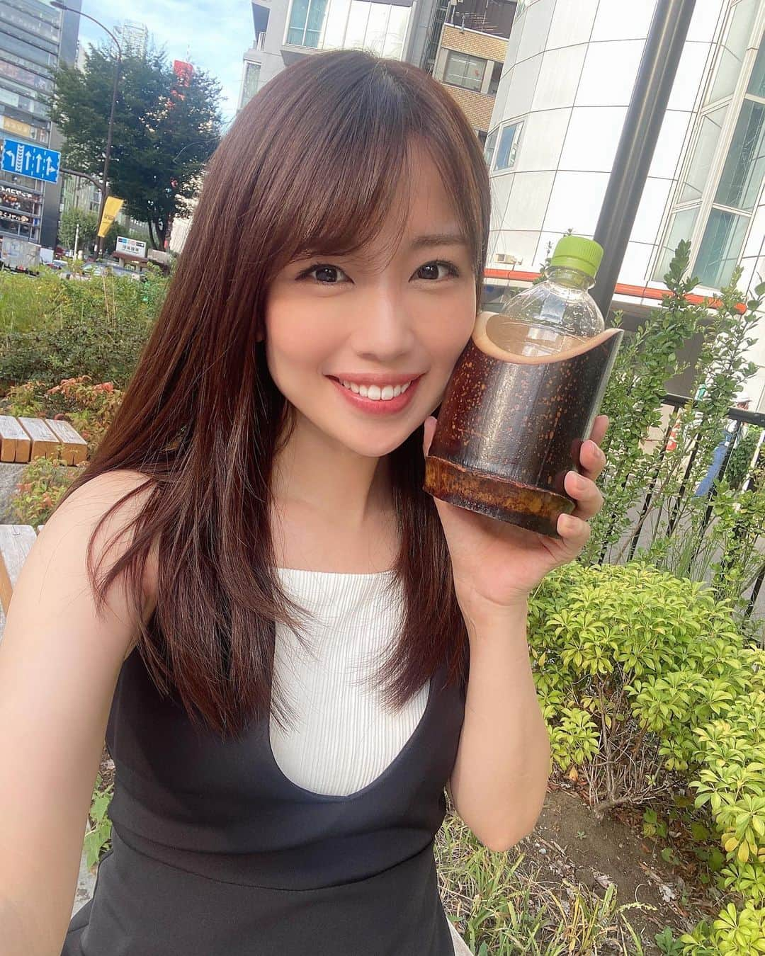 道岡桃子のインスタグラム：「ひんやり🧊  かわいいボトルクーラー✨  徳島県阿南市の竹でできていて  職人さんの手作りなんです！！  夏場はペットボトルを凍らせて持っているのですが、これに入れておくと保冷されて屋外でもかなり氷が長持ちします👍不思議🧊  おそるべし竹パワー🎋  晩酌にはもちろん、バーベキューとかキャンプにもぴったり😊  竹の香りに癒されます✨  海外の方へ日本のお土産にも良き🥰  ストーリーズにも貼っておきます🎋  ＠bamboodom.japan #バンブークーラー #竹 #アウトドア #アウトドア用品 #エシカル #バンブー #保冷 #バーベキュー #キャンプ #キャンプ道具 #ペットボトルホルダー #手作り #ペットボトル #徳島県 #阿南市 #晩酌 #かわいい #自然 #自然素材 #大自然 #nature #naturelovers #bamboocooler #drinkholder #tokushima #ドリンクホルダー　20%オフクーポンコード→AGN8FQ4M」