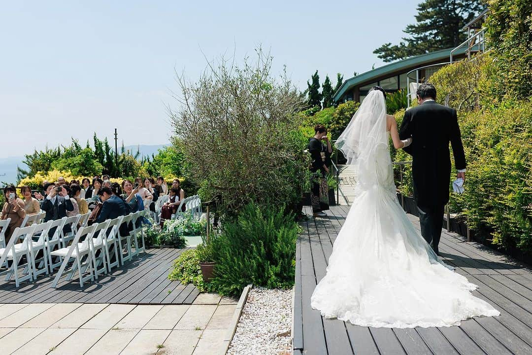 指帆亭のインスタグラム：「* みなさまに見守られながらのご入場👰🏻‍♀️♡🤵🏻‍♂️ * 1日1組限定、貸切wedding 記憶に残る1日をお過ごしください🕊️  *  指帆亭 Shihantei Pine Tree Resort （月・火曜日定休日、祝日の場合は営業） TEL:0463-43-1611 * 〒259-0123 神奈川県中郡二宮町二宮下向浜36 アクセス ・JR二宮駅より徒歩10分 ・お車でご来店の場合、無料駐車場を完備しております ナビゲーションシステムをご利用の際は、目的地に「二宮町立 二宮中学校」と設定をお願い致します。 *  #shihantei #指帆亭 #結婚 #結婚式 #二宮 #湘南 #茅ヶ崎 #平塚 #藤沢 #小田原 #大磯 #鎌倉 #二宮駅 #記念日 #貸切 #海 #海が見える #リゾート #リゾートウエディング #ガーデン #プレ花嫁 #ウェディング #ブライダルフェア #ウェディングフォト  #フォトスポット #ウエディングドレス #披露宴 #レストランウェディング#湘南ウェディング」