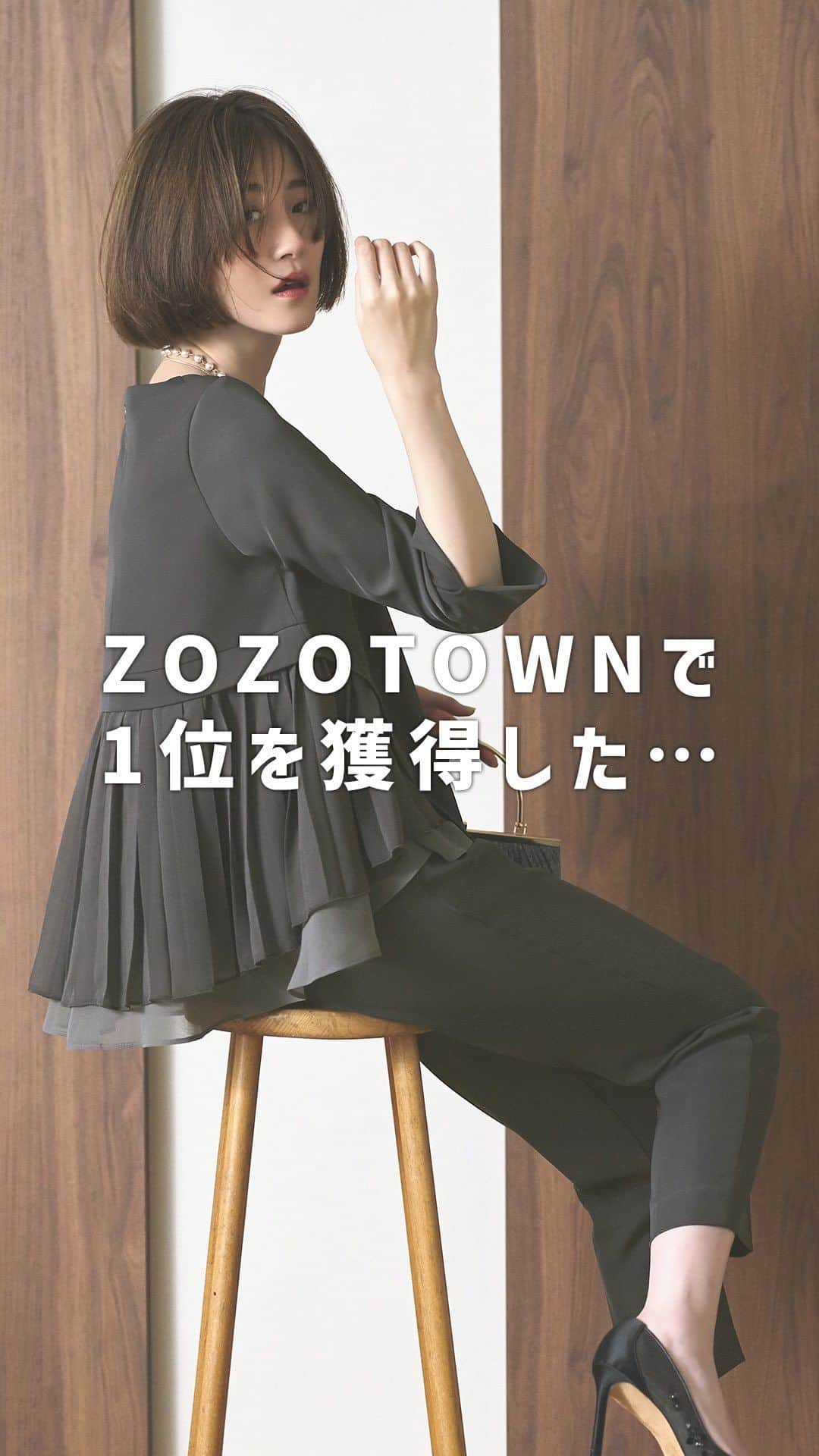 Risaのインスタグラム：「ZOZOTOWNで1位を獲得した✨✨ RUIRUE BOUTIQUEから 新しいセットアップが登場！  トップスが選べる2タイプ クラシカルムードパンツセットアップ「PA1257」  2つのタイプの違いをご紹介🙋‍♀️  Aタイプ：ロールカラー Bタイプ：ボウタイ  色んなシーンで使える万能セットアップ ぜひチェックしてください👆  #ruirueboutique #ルイルエブティック #セットアップ #セットアップコーデ #パンツドレス #パンツコーデ #オケージョンワンピース #オケージョンワンピ #二次会ドレス #二次会ワンピース #二次会コーデ #同窓会ドレス #同窓会ワンピ #同窓会コーデ #結婚式ワンピース #結婚式お呼ばれ #結婚式コーデ#お呼ばれドレス #お呼ばれコーデ #お呼ばれワンピ #ドレス #オケージョンドレス #オケージョン #オケージョンコーデ #フォーマルコーデ #大人かわいい #大人女子 #大人女子コーデ #スーツコーデ」