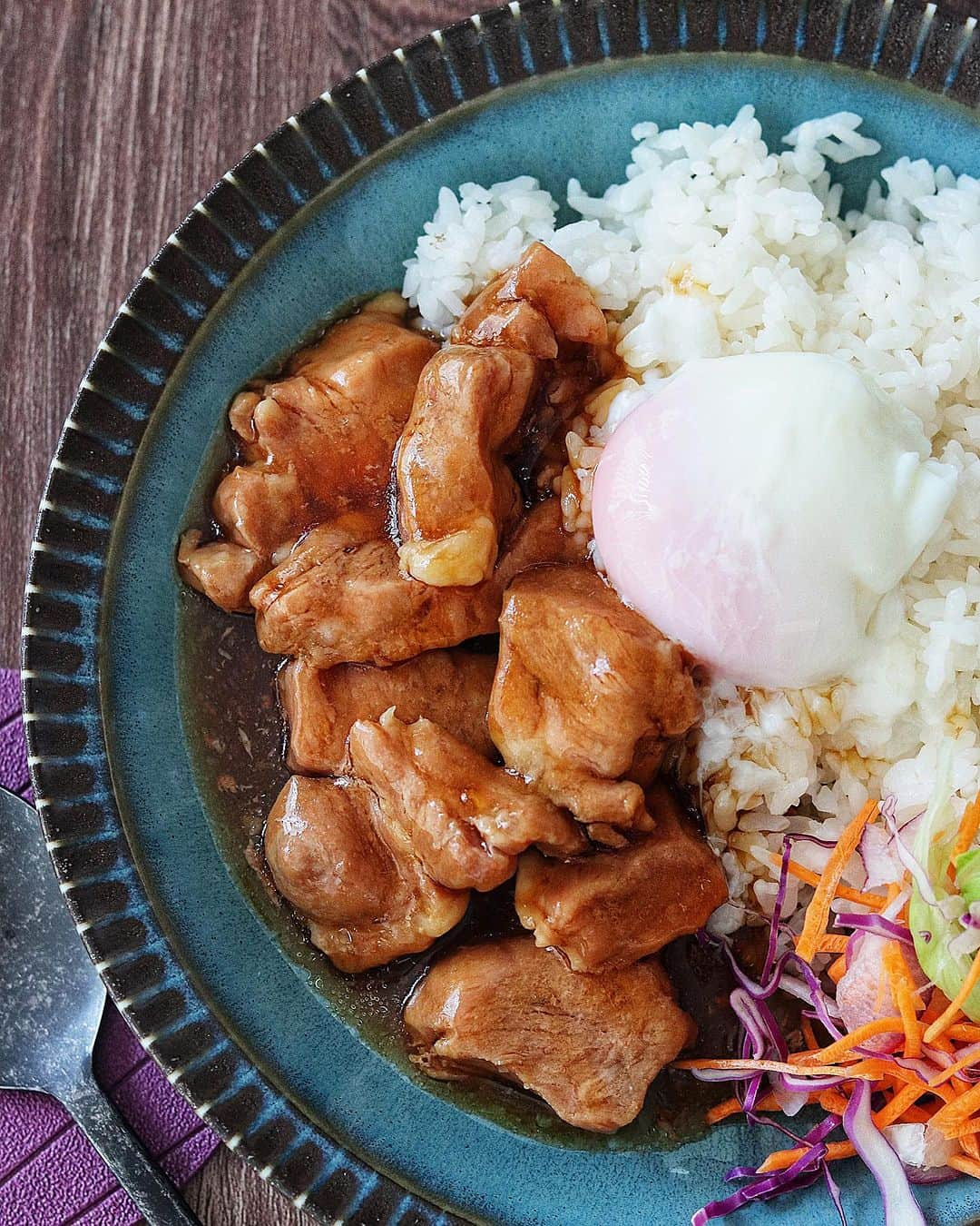 奥田和美さんのインスタグラム写真 - (奥田和美Instagram)「【炊飯器でとろとろ豚丼】  まだまだ炊飯器レシピ続きます。（多分）  これ、もうお肉ホロホロ！めっちゃ柔らかい。  次男のルイに「ホロホロすぎて肉食ってる感が少ない」と言われww 食べ盛り男子は食べ応えが大事😂  これまた全部入れて炊飯器をポンするだけ。  今回、炊飯後に20分そのまま保温するんだけど、その時に一緒に卵を入れておいたらめちゃくちゃいい感じの温泉卵が完成しました🥚  卵を崩しながら食べたら最高。 タレがかかったご飯もおいしい…！  ━━━━━━━━━━━━━━━  【炊飯器でとろとろ豚丼】  （材料）4人分 ◎ご飯…4人分 ◎豚肩ロース塊肉…500～700g ◎片栗粉…大さじ1と1/2 ◎卵…4個 A ◎水…400ml ◎ 砂糖…大さじ3と1/2 ◎醤油…大さじ5 ◎酒…大さじ2 ◎オイスターソース…小さじ2 ◎おろし生姜、おろしにんにく（共にチューブ）…各小さじ1  （作り方） 1.炊飯釜にAを入れて混ぜ、ひと口大に切った豚肉を加えて10分ほど浸しておく。（時間がなければ省いてもOK） 2.1の上にクッキングシートで落し蓋をし、普通に炊飯する。 片栗粉は大さじ3の水で溶いておく。 3.炊き上がったらクッキングシートをはがし、水溶き片栗粉を加えて混ぜてとろみをつけ、時間があれば20分ほどそのまま保温する。 4.ご飯を盛った器に3をかけ、お好みで温泉卵をのせる。  ※保温の間、卵を入れて一緒に保温しておくと（18～20分ほど）温泉卵が出来ます。  ━━━━━━━━━━━━━━━  卵をアイラップに入れておけば、取り出す時アイラップの端っこなら熱くないので端っこ持ってそのまま冷やせばOK。  アイラップがない場合はアルミホイルでOKです🙆‍♀️  良かったら作ってみてくださいね。  #炊飯器  #炊飯器レシピ  #豚丼  #とろとろ豚丼  #とろとろ  #丼  #丼飯  #豚肉  #豚肉レシピ」8月30日 18時30分 - kazumiokuda