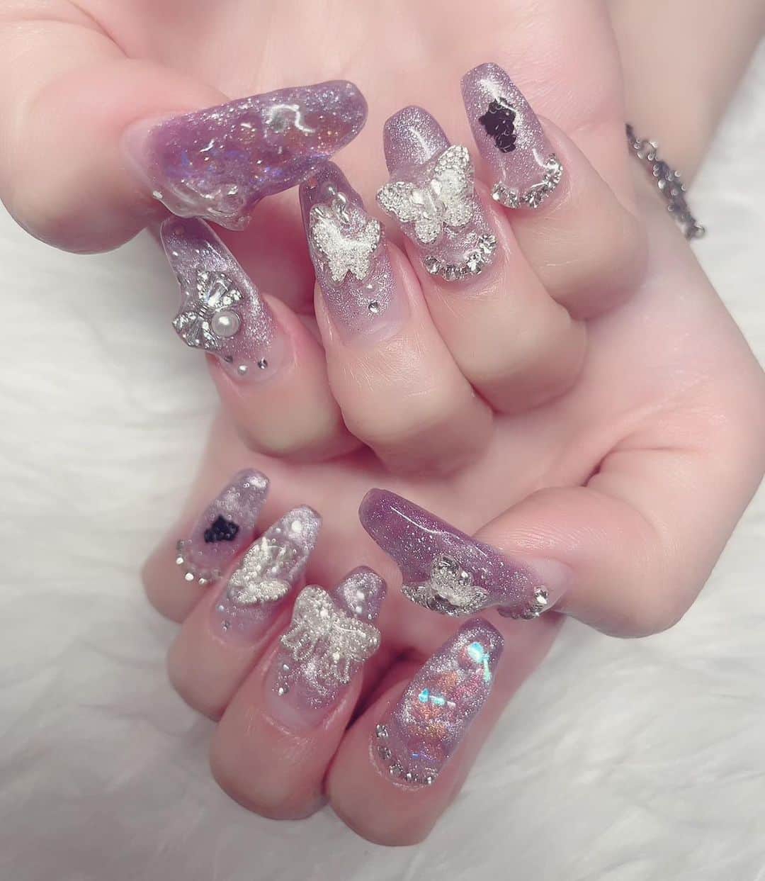 澤田美晴のインスタグラム：「NEWNAIL〜🦋💜 今回もすんごいかわいいから見て〜っ🥳💜  今回のネイルはラベンダーカラー🪻💜 このメルヘンでファンタジーで幻想的な雰囲気がとってもファビュラス🦋🤍 うるキラ感たまらない〜っ！！⭐︎  3ヶ月連続でキティちゃんネイルでしたが今回は..........  今回もちゃんといまーーーす🎀🩷 小指にウインクキティちゃん😉🩷🩷⭐︎ かわキティ🫰🏻🩷🩷🩷🩷🩷  最強に美しくて可憐なネイルを楽しむぞ〜👸🏼✨  ちなみにブレスレットはママのお手製🖤🤍 とっても可愛くてほぼ毎日つけてる👯‍♀️❤️‍🔥  さあちゃん(@saa0526nail )とのネイルの時間が最高に楽しい時間で さあちゃんはわたしのネイルを誰よりも楽しんでネイルをしてくれるの🥰 むしろわたしより楽しんでくれてる🥰 それがとっても嬉しいし楽しいんだよね☺︎✨ さあちゃんのとっても素敵なところ⭐︎ 今回もわたしの好みを把握してバッチリ決めてくれて可愛くしてくれてありがとう〜🤍⭐︎  #nails  #マグネットネイル #ラベンダーカラー  #うるちゅるネイル  #ファビュラス」