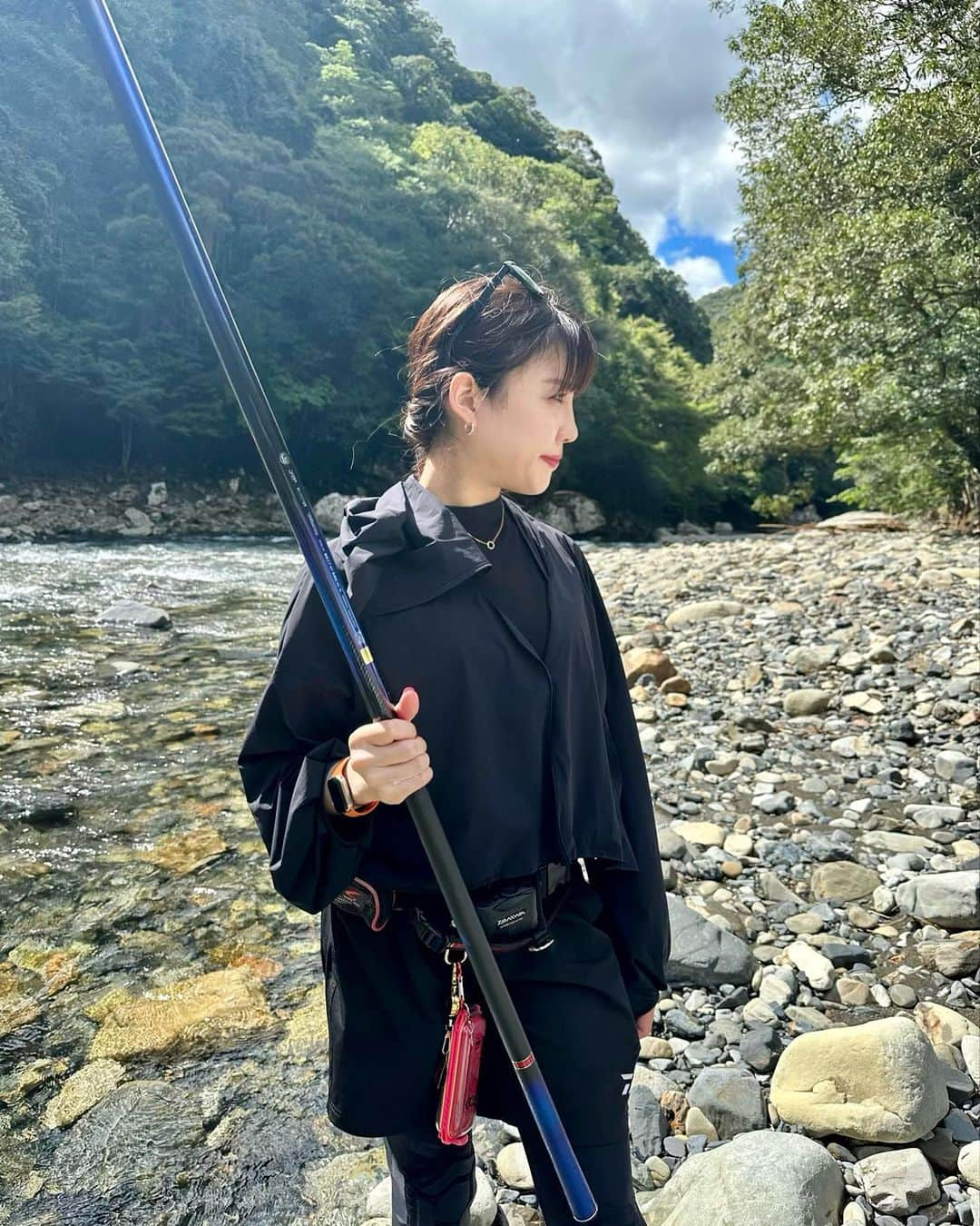 宮田亜夢のインスタグラム：「今年は釣れる気がする尺鮎❗️🧚‍♀️  #尺鮎  #sweetfish  #polefishing   #鮎釣り #鮎 #友釣り #延べ竿 #ライトスタイル #ダイワ  #DAIWA  #宮田あゆ #釣り #fishing #fishinglife #fishingday  #낚시 #川 #渓流 #渓流釣り  #camp #清流 #outdoor #outdoors #nature #naturelover #japanesestyle」