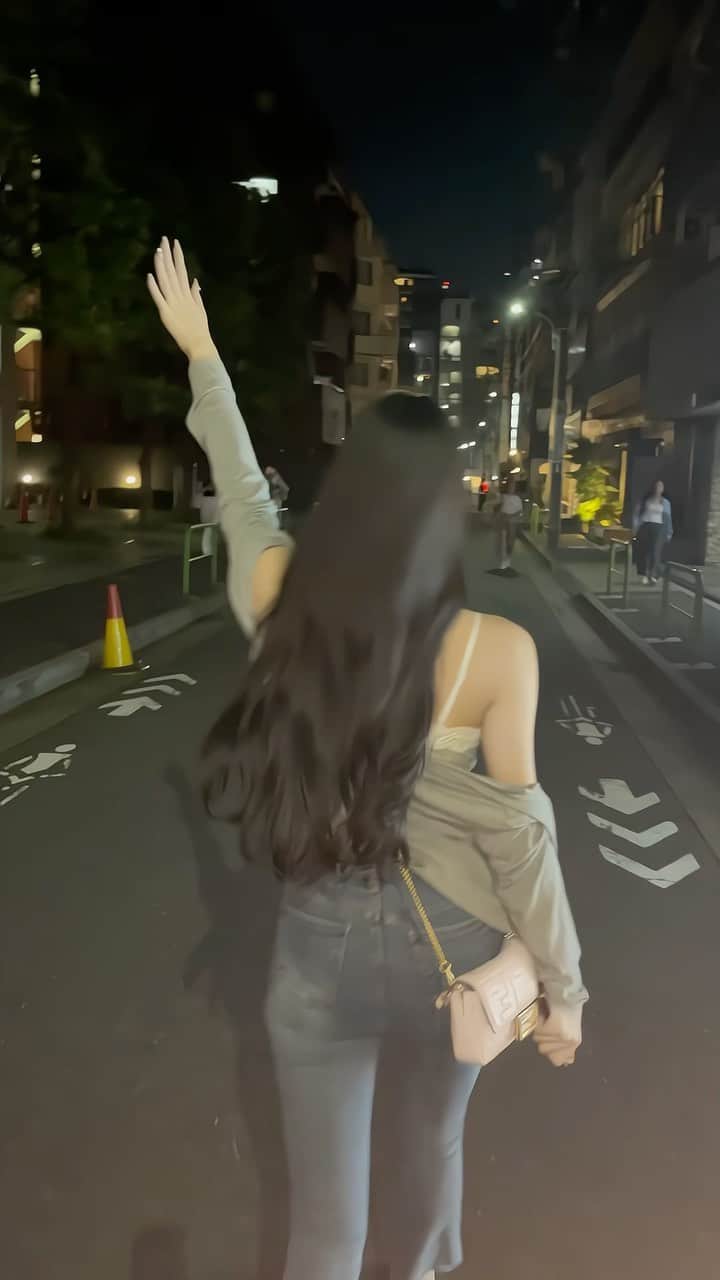 探偵ちゃんのインスタグラム：「ハイウエストでスタイル爆盛れする😿🩷 一年中使える大活躍デニムは翌日配送です💭 お急ぎの方も安心です🫶🏻！！  #細見えコーデ #スキニー #韓国ファッション」