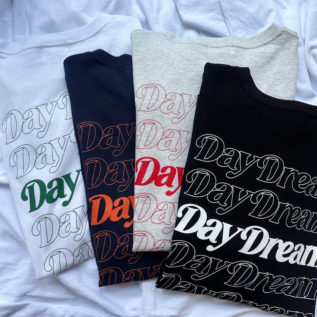 スピンズのインスタグラム：「\ Nem item / ︎︎✿バックロゴロングスリーブTシャツ/DayDream ￥3,289 tax in ⁡ バックプリントが可愛すぎる♥ ロンTが入荷しました‪🌿 ⁡ オフホワイト、ネイビー、オートミール、ブラックの4色展開💖 ⁡ カーゴパンツを合わせてストリートコーデにも、 ティアードスカートを合わせてカジュアルガーリーコーデにも♥ ⁡ 1枚で着回し万能なアイテムです🙏🏻 ̖́- ⁡ 今回ご紹介したアイテムは 全国の𝗦𝗣𝗜𝗡𝗡𝗦店舗 𝗼𝗿 𝗦𝗣𝗜𝗡𝗡𝗦 𝗪𝗘𝗕 𝗦𝗧𝗢𝗥𝗘 にて購入できるので是非チェックしてね✍🏻✨ ⁡ #𝗦𝗣𝗜𝗡𝗡𝗦 #スピンズ #𝗼𝗼𝘁𝗱 #スタッフスナップ #𝗦𝗣𝗜𝗡𝗡𝗦スタッフ #プチプラコーデ #きょコ #夏コーデ #ロンTコーデ #ストリートコーデ #カジュアルコーデ」