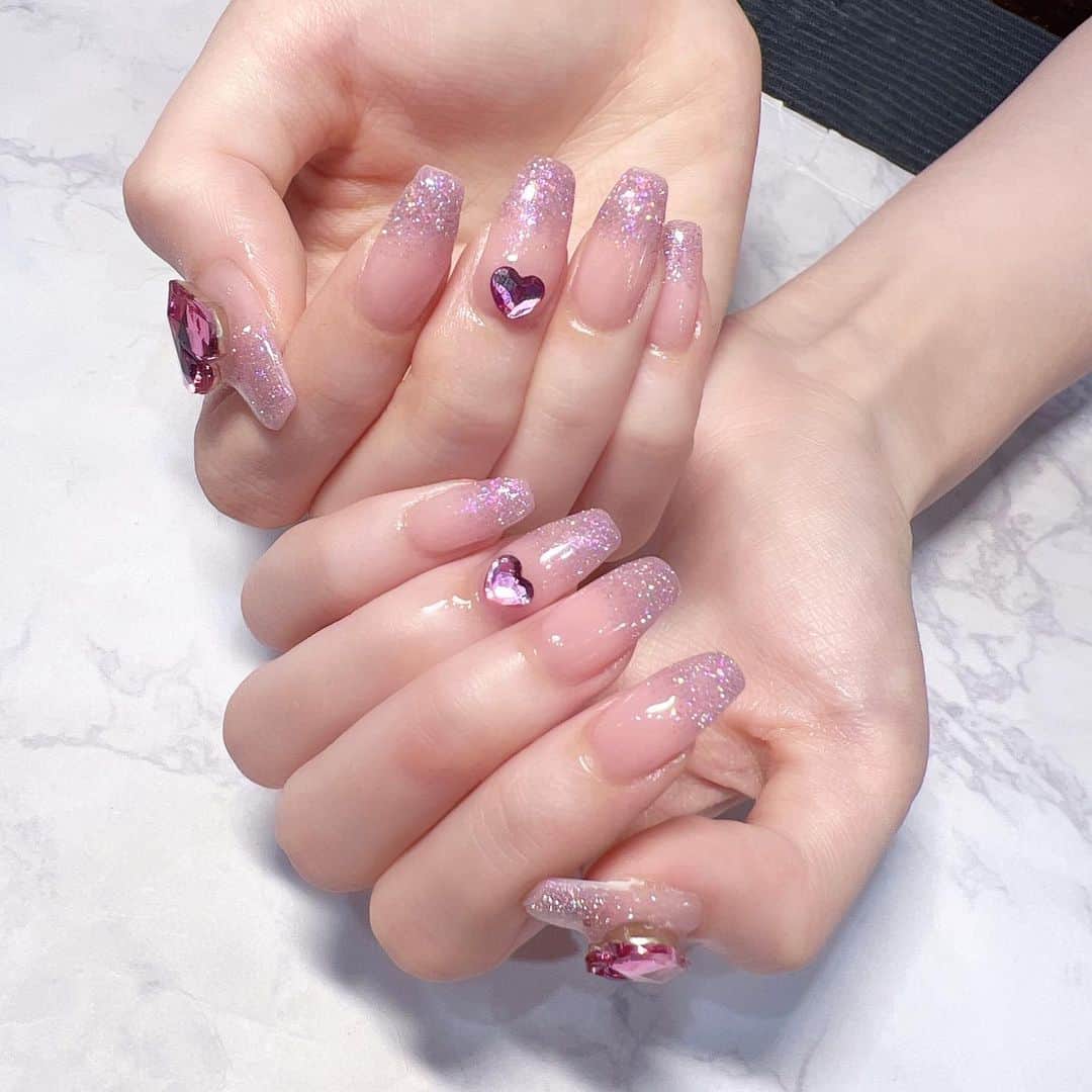石飛恵里花のインスタグラム：「💅🏻🩷  フラッシュにするとラメの部分がキラキラで可愛い♡  いつもありがとうございます✨ @wiznail_0502」