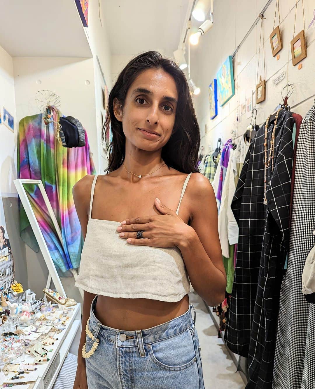 平井富子のインスタグラム：「American beauty appears！  LAからHiraさんがアンシャンテに、、  日本は初めてで、２週間の滞在。大阪にも行くらしい。  オリジナルの花チェーンリングを気に入って頂きました。花を指の真ん中でなく片方に寄せてはめる発想に感激！素晴らしい〜  色んな話をして、すっかり仲良しに、、嬉しい〜  また、遊びに来て下さい！」