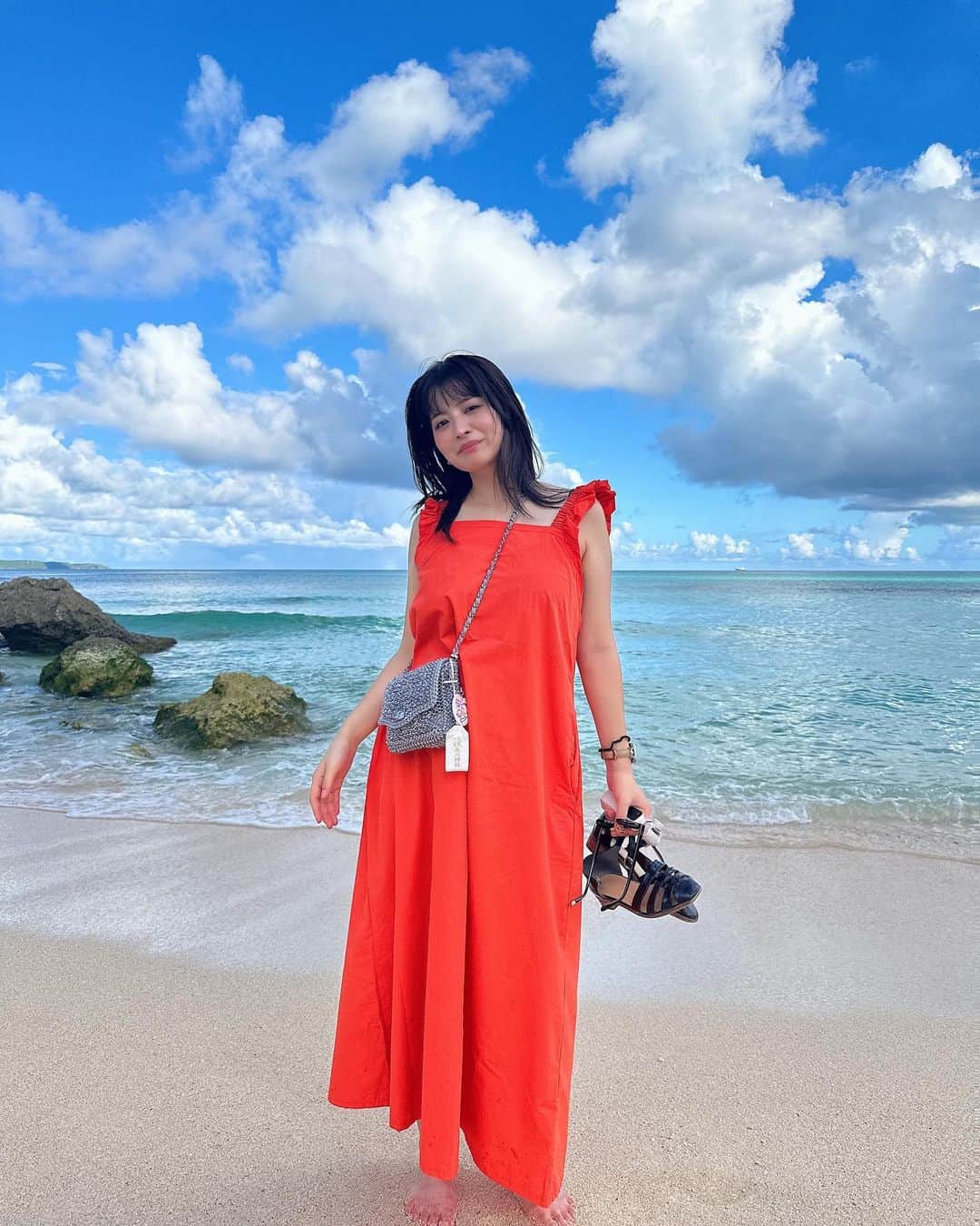田中優衣さんのインスタグラム写真 - (田中優衣Instagram)「natsu☀️  暑いのは得意じゃないけど 真っ青、水色、いや透明な海は大好き🐠🪼♡ お母さんに連れてきてもらっていた頃を 思い出す😆🫶🏻  今気がついたんだけど写真の左真ん中くらいの雲のとこ 虹雲みたいになってるように見える🌈  オレンジのワンピース 再入荷するのですこーしお待ちください🥺」8月30日 18時43分 - heisei_8nen