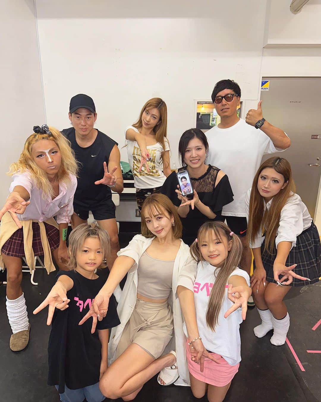 板橋瑠美のインスタグラム：「Rumi 先生のパラパラ学校　第３回目が無事に終わりました💓  来月は、9/10.9/24の日曜日 14:00〜15:30 池袋の、スタジオリーガルです❤️  リールに完璧に踊るみなさんの様子を記載してるのでぜひみてね💓  キャラ濃いメンツが集まって、終始時間があれば練習してる愛おしい生徒さんたち❤️  次回の曲はアレにします㊙︎🤫❤︎  次回は新曲のイントロとAメロをやります❤️  是非次回もお待ちしてますー！！！  オンライン参加も可能なので地方の方も是非ウェルカムです‼️💓  明日の夜、8/31  19:00に第４回目の募集開始します！！！ ストーリーをチェック☑︎❤︎」