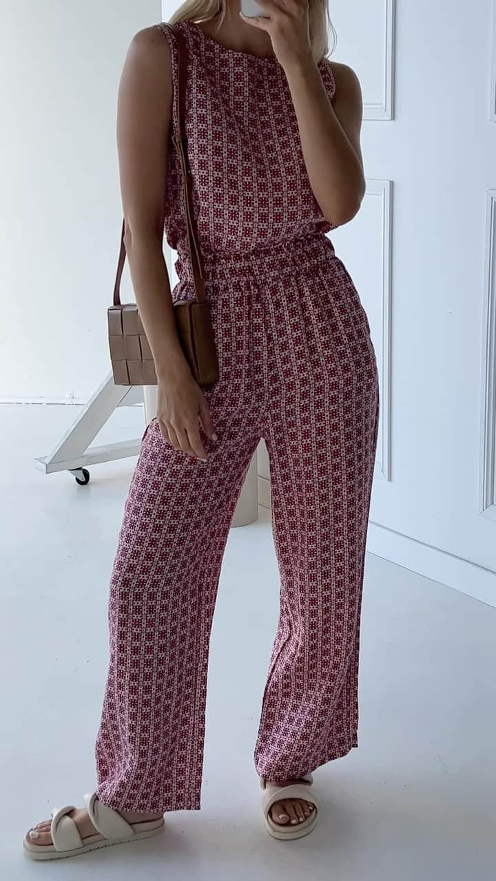 Target Australiaのインスタグラム：「New season linen and footwear🌞😎 @dom.overseas in new European Linen Top & Wide Leg Pants, paired with new Maia Double Band slides   👀👜 Bag also Target and coming soon!」