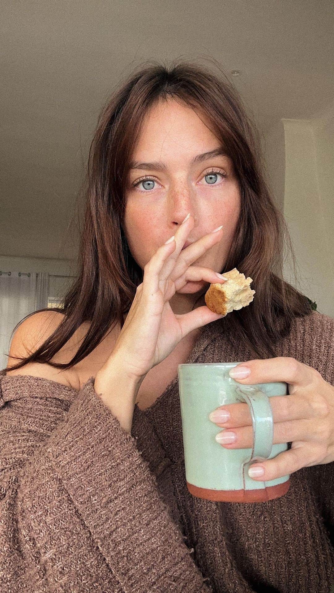 Jessicaのインスタグラム：「My favorite winter treat with a good cup of Five Roses tea!   Wearing @indigoluna.store use my code JESSLEE10 for % off   #southafricanfood #southafricantreat #rusk #wintersnack」