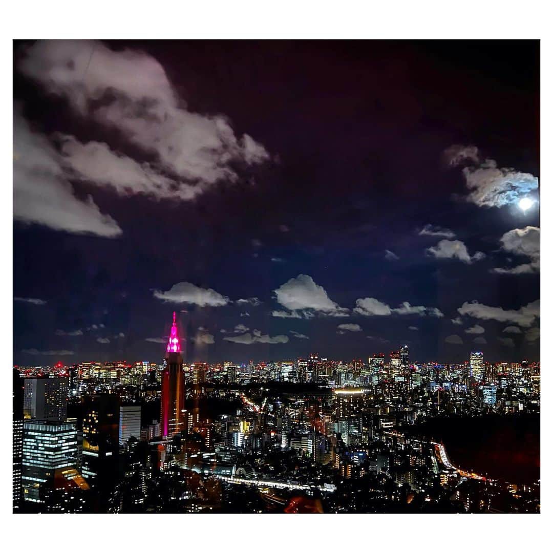 藤森香衣のインスタグラム：「- Super blue moon🌝   今夜から明日にかけて見える月は 今年最も大きく 明るい満月だそう✨  満月の時はイライラしたり、 気持ちが不安定になる人も増えるとか…  嫌な事があっても 「🌕のせいだから仕方ない」と 思うといいよ。  #満月 #月 #東京 #空 #夜景」