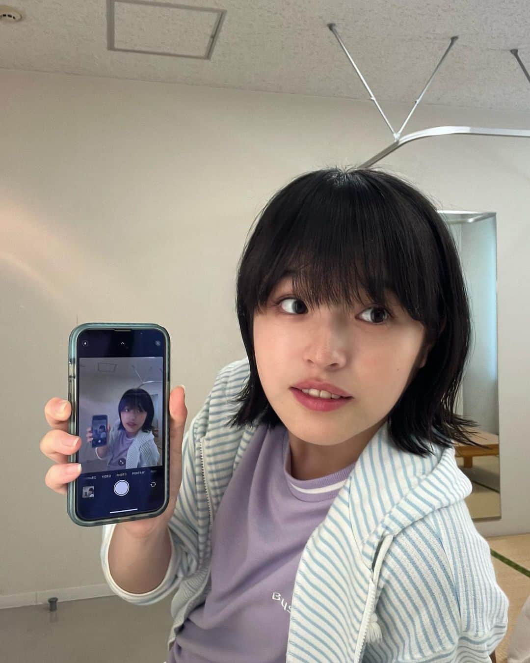 のインスタグラム：「今夜10時から「ばらかもん」第8話放送ですーー！ なるの誕生日会を開くために不器用な美和ちゃんが先生たちと頑張ります！！🎂 お楽しみに〜 #なんか流行りに乗り遅れた感ある撮り方」