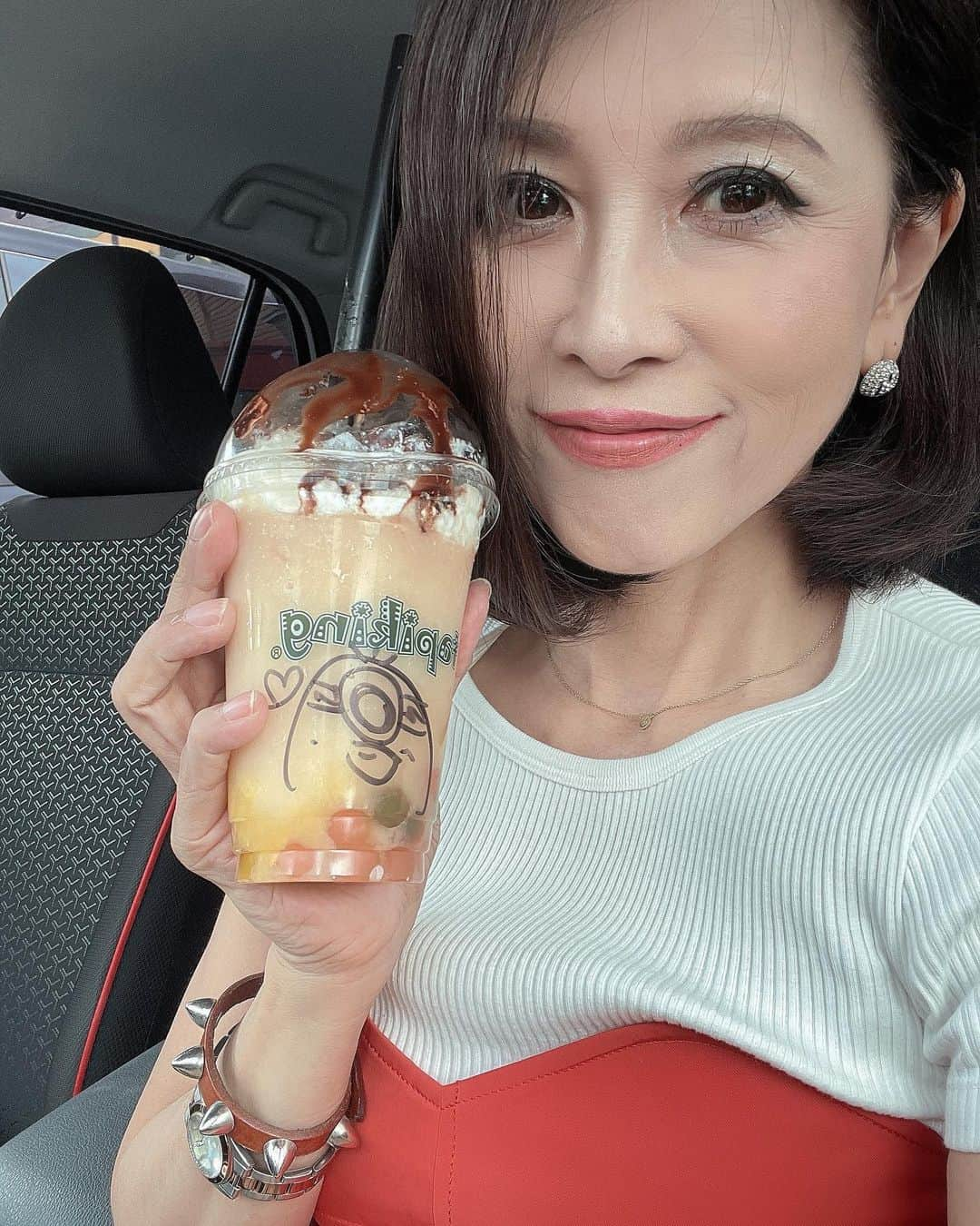 Naoko（なおこ）のインスタグラム：「🍌 🍌 🍌 タピキングの 期間限定の バナナ 間に合った。 生のバナナ果肉 入りで 食べ御たえが あったー。  美味しかったー  No.ワンは 🍑だけど 笑笑  友達は🍌が 好きって 言ってたよ🤍  いつも可愛いイラストも ありがとう😊  少しずつ 自然治癒？して 体調なおってきたかな、、、  無理せずに なおしまーす。  #タピキング #熊本スイーツ #筋トレ女子 #フィットネス女子#フィットネス#Fitness#筋トレ女子と繋がりたい #筋トレ好き#筋トレ好きと繋がりたい#減量 #くびれ#美ボディ #アラフィフ#アラフィフコーデ#ボディメイク #50代#健康 #熊本 #kumamoto」