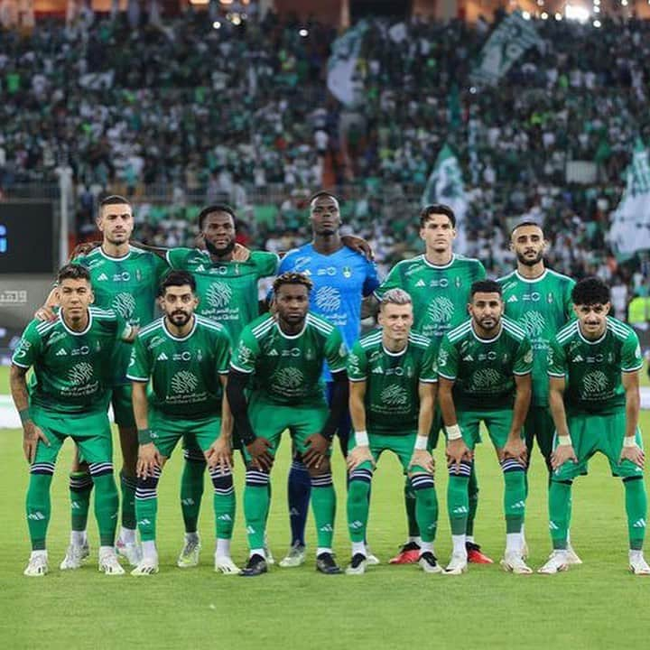 ロベルト・フィルミーノのインスタグラム：「Massive +3 points boys.  Let’s keep the hard work.  Thank you for incredible support. 💚😁  𝐆𝐥𝐨𝐫𝐲 𝐭𝐨 𝐆𝐎𝐃.」