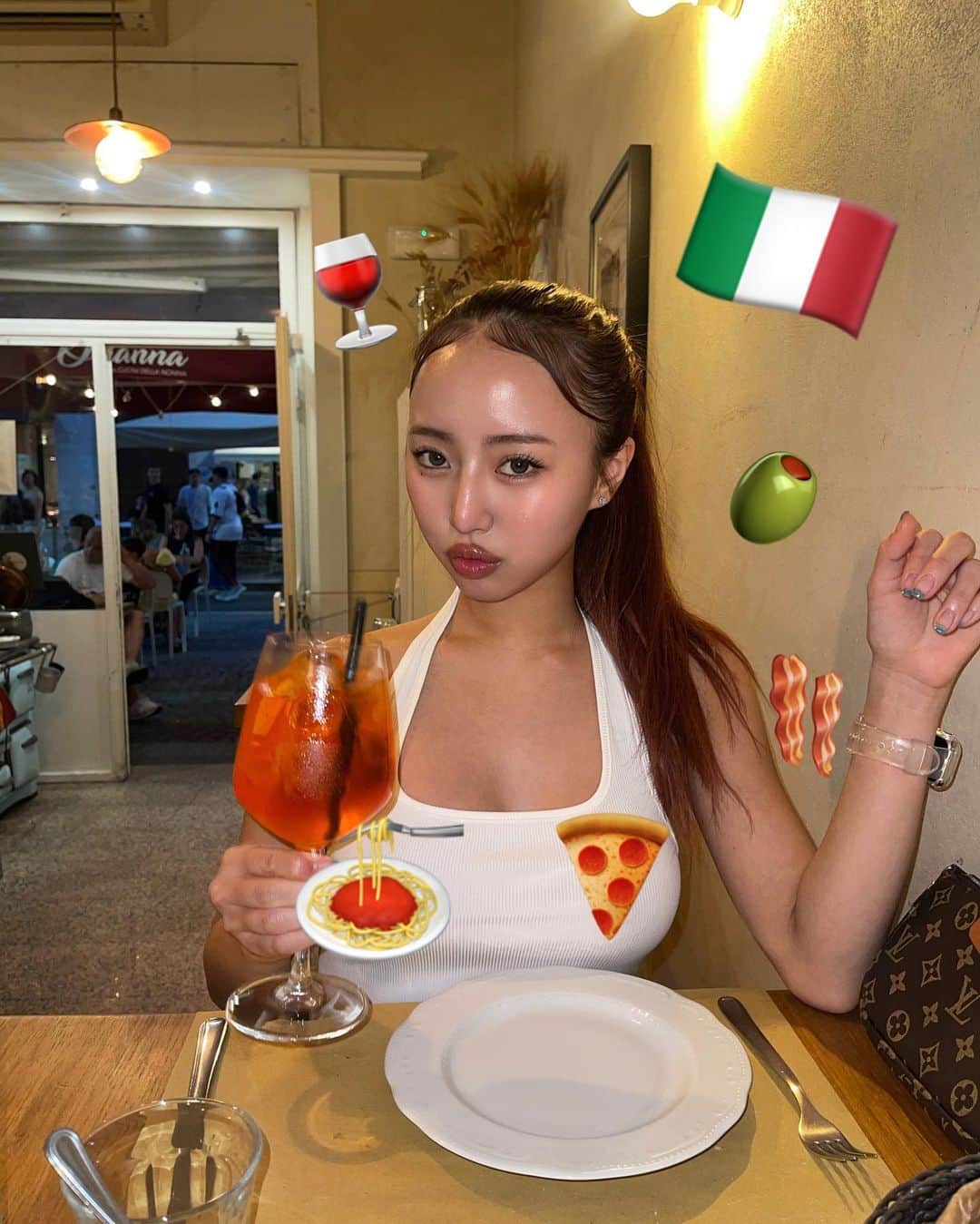 川谷花音のインスタグラム：「大興奮🤤🇮🇹🍷🫒🥓🍝🍕  #italy #italia #milano #japanesegirl #japan #trip #girls #大学生 #女子大生 #今日のコーデ」
