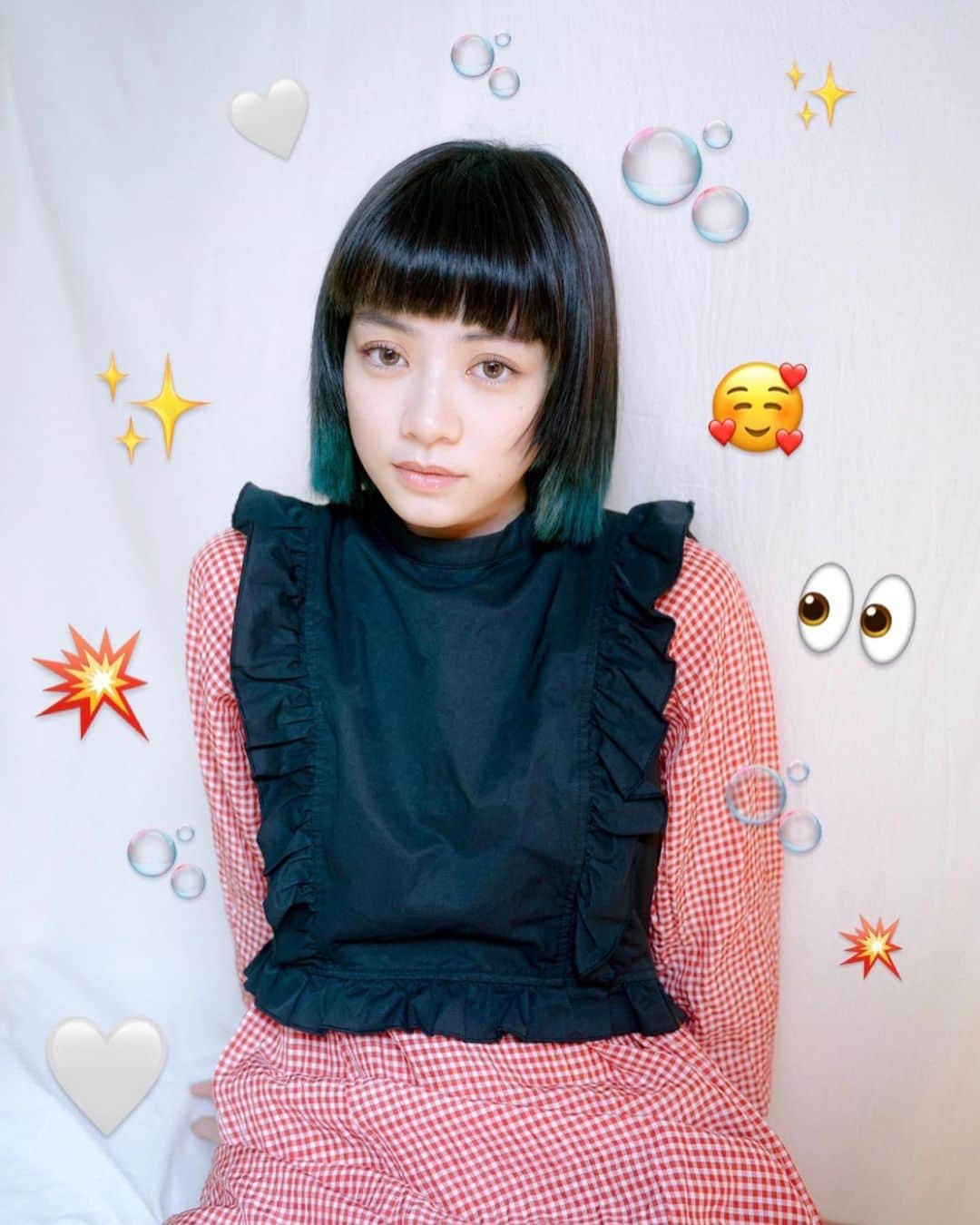 のインスタグラム：「天氣好熱🫠 被太陽曬到不連戲 只好狂喝維他命C美白 除了補充身體的養分 眼睛也要好好照顧 這次晶碩的香水彩色日拋系列三色 粉紅色的保存液 多加了維他命B6／B12／E／HA 美麗之外眼睛舒適度也up up 讓亮晶晶的眼睛繼續散發迷人香氣感👀✨🫧   @beautytech_platform @pegavision_official   #晶碩光學 #晶澈BTP #晶碩彩色日拋軟性隱形眼鏡 #香水彩色日拋 #冷白茶 #風信子 #橙花棕     警語：(一)配戴一般隱形眼鏡須經眼科醫師驗光配鏡取得處方箋，或經驗光人員驗光配鏡取得配鏡單，並定期接受眼科醫師追蹤檢查。(二)本器材不得逾中文說明書建議之最長配戴時數、不得重覆配戴，於就寢前務必取下，以免感染或潰瘍。(三)如有不適，應立即就醫。衛部醫器製字第006864號。桃市器廣字第11208005號。」