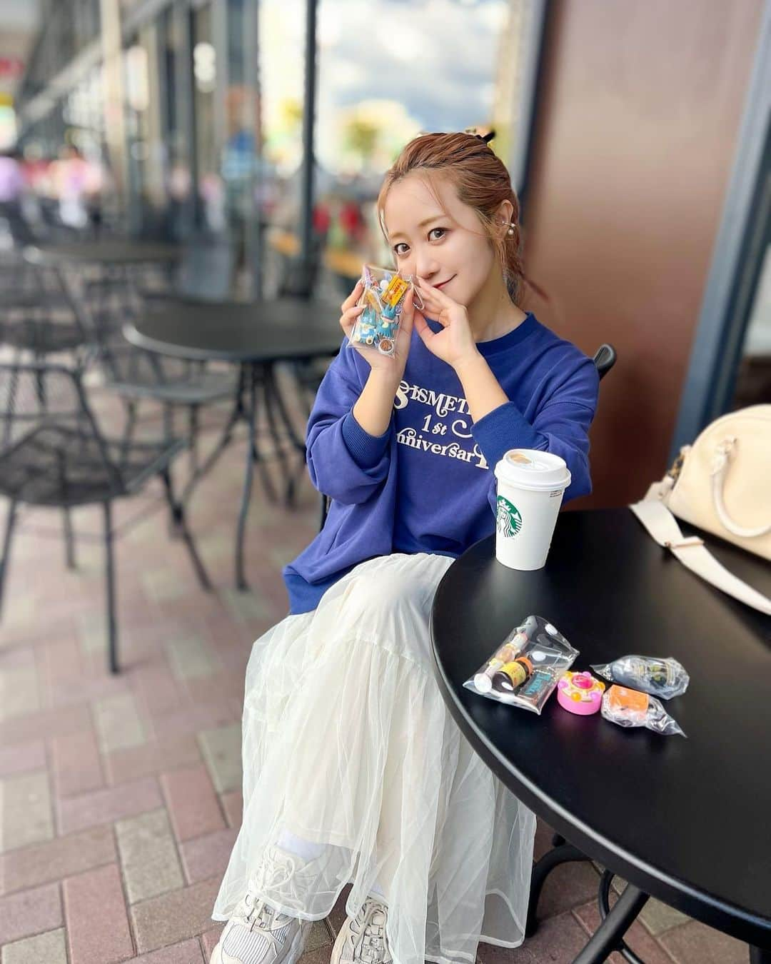 中島絢乃さんのインスタグラム写真 - (中島絢乃Instagram)「💙💙💙  .  スーパーに行った帰りに ガチャガチャコーナーに寄ったら 新発売の#ゴンベ のチャームを見つけてしまい 即まわしてgetしました、、🥹💙 かわいい、、🥹💙  写真撮ってから気づいたけど コーデもゴンベカラーだね🤣💙🤍  .  この日のコーデ☁️ sweatshirt :#sismetry1stanniversary bag : #accommodex中島姉妹 skirt : #classicalelf (アイボリー･Mサイズ) ▶︎ @classicalelf_official 👗  この日はぱらぱら雨が降っていたので いつもより涼しくてスウェットいけた！ ガーリーなスカート×カジュアルなスウェット こういう組み合わせ好きだなあ🫶👟  チュールスカートはそのまま履いてもかわいいけど デニムに重ねたり色んな使い方ができるから 持っていて損はないよね😈🤍 〰〰〰️〰 #クラシカルエルフ #classicalelf #エルフコーデ #タイアップ #uniqlo #zara #ユニクロ #ザラ #zozo #zozotown #zozo購入品 #zozotown購入品 #ロングスカート #チュールスカート #ティアードスカート #プチプラ #プチプラコーデ」8月30日 19時02分 - nakajima_ayano