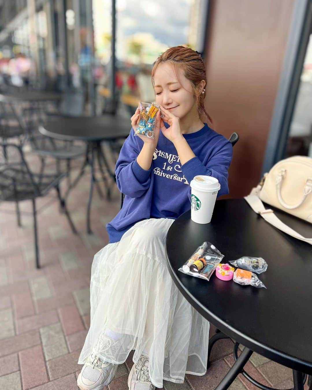 中島絢乃さんのインスタグラム写真 - (中島絢乃Instagram)「💙💙💙  .  スーパーに行った帰りに ガチャガチャコーナーに寄ったら 新発売の#ゴンベ のチャームを見つけてしまい 即まわしてgetしました、、🥹💙 かわいい、、🥹💙  写真撮ってから気づいたけど コーデもゴンベカラーだね🤣💙🤍  .  この日のコーデ☁️ sweatshirt :#sismetry1stanniversary bag : #accommodex中島姉妹 skirt : #classicalelf (アイボリー･Mサイズ) ▶︎ @classicalelf_official 👗  この日はぱらぱら雨が降っていたので いつもより涼しくてスウェットいけた！ ガーリーなスカート×カジュアルなスウェット こういう組み合わせ好きだなあ🫶👟  チュールスカートはそのまま履いてもかわいいけど デニムに重ねたり色んな使い方ができるから 持っていて損はないよね😈🤍 〰〰〰️〰 #クラシカルエルフ #classicalelf #エルフコーデ #タイアップ #uniqlo #zara #ユニクロ #ザラ #zozo #zozotown #zozo購入品 #zozotown購入品 #ロングスカート #チュールスカート #ティアードスカート #プチプラ #プチプラコーデ」8月30日 19時02分 - nakajima_ayano