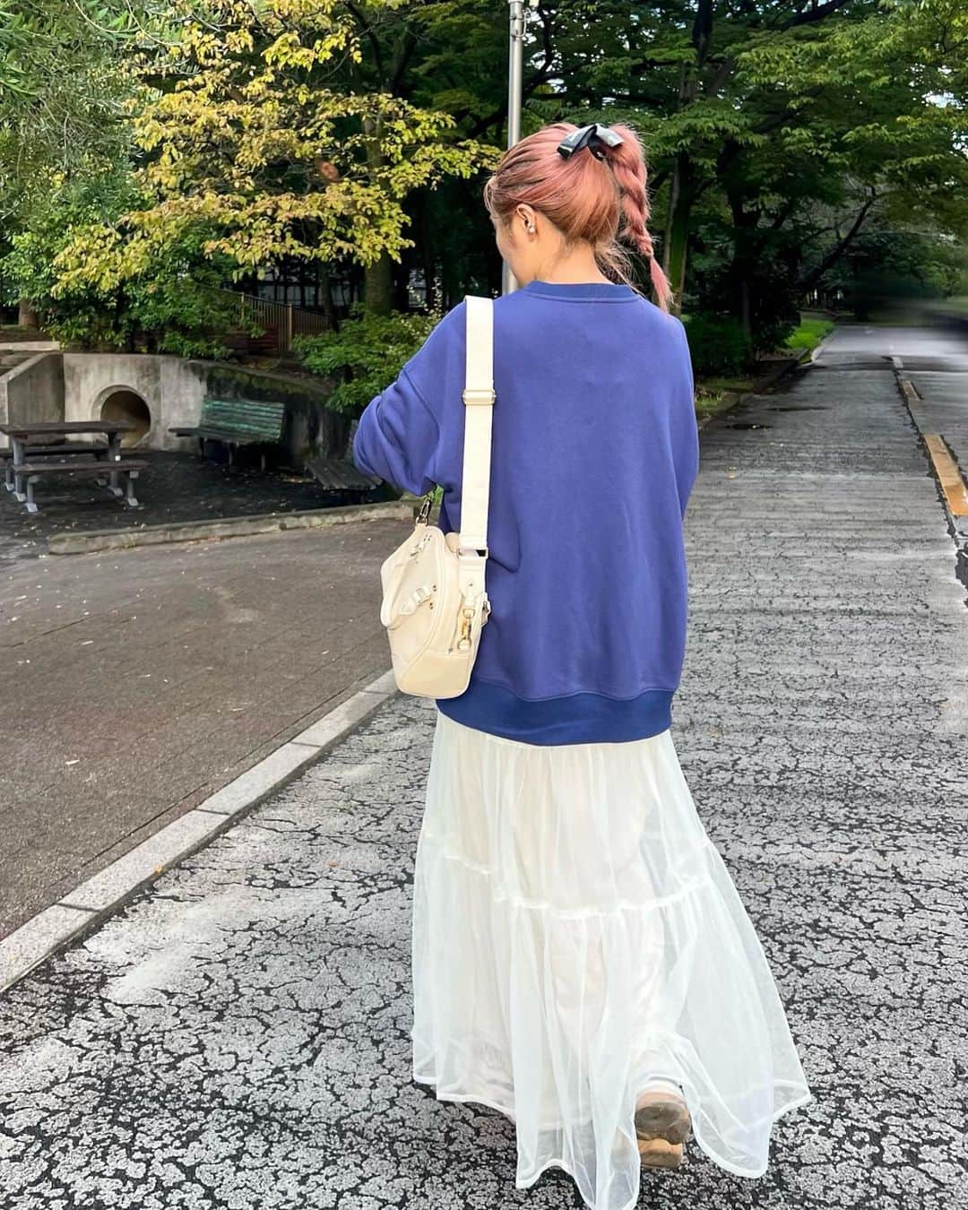 中島絢乃さんのインスタグラム写真 - (中島絢乃Instagram)「💙💙💙  .  スーパーに行った帰りに ガチャガチャコーナーに寄ったら 新発売の#ゴンベ のチャームを見つけてしまい 即まわしてgetしました、、🥹💙 かわいい、、🥹💙  写真撮ってから気づいたけど コーデもゴンベカラーだね🤣💙🤍  .  この日のコーデ☁️ sweatshirt :#sismetry1stanniversary bag : #accommodex中島姉妹 skirt : #classicalelf (アイボリー･Mサイズ) ▶︎ @classicalelf_official 👗  この日はぱらぱら雨が降っていたので いつもより涼しくてスウェットいけた！ ガーリーなスカート×カジュアルなスウェット こういう組み合わせ好きだなあ🫶👟  チュールスカートはそのまま履いてもかわいいけど デニムに重ねたり色んな使い方ができるから 持っていて損はないよね😈🤍 〰〰〰️〰 #クラシカルエルフ #classicalelf #エルフコーデ #タイアップ #uniqlo #zara #ユニクロ #ザラ #zozo #zozotown #zozo購入品 #zozotown購入品 #ロングスカート #チュールスカート #ティアードスカート #プチプラ #プチプラコーデ」8月30日 19時02分 - nakajima_ayano