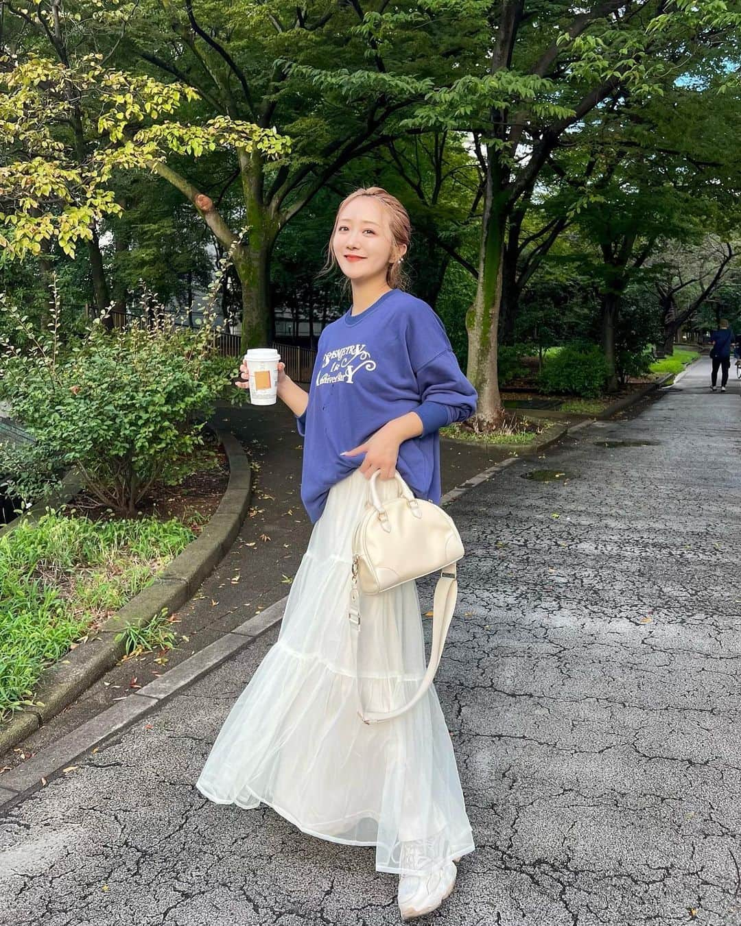 中島絢乃さんのインスタグラム写真 - (中島絢乃Instagram)「💙💙💙  .  スーパーに行った帰りに ガチャガチャコーナーに寄ったら 新発売の#ゴンベ のチャームを見つけてしまい 即まわしてgetしました、、🥹💙 かわいい、、🥹💙  写真撮ってから気づいたけど コーデもゴンベカラーだね🤣💙🤍  .  この日のコーデ☁️ sweatshirt :#sismetry1stanniversary bag : #accommodex中島姉妹 skirt : #classicalelf (アイボリー･Mサイズ) ▶︎ @classicalelf_official 👗  この日はぱらぱら雨が降っていたので いつもより涼しくてスウェットいけた！ ガーリーなスカート×カジュアルなスウェット こういう組み合わせ好きだなあ🫶👟  チュールスカートはそのまま履いてもかわいいけど デニムに重ねたり色んな使い方ができるから 持っていて損はないよね😈🤍 〰〰〰️〰 #クラシカルエルフ #classicalelf #エルフコーデ #タイアップ #uniqlo #zara #ユニクロ #ザラ #zozo #zozotown #zozo購入品 #zozotown購入品 #ロングスカート #チュールスカート #ティアードスカート #プチプラ #プチプラコーデ」8月30日 19時02分 - nakajima_ayano