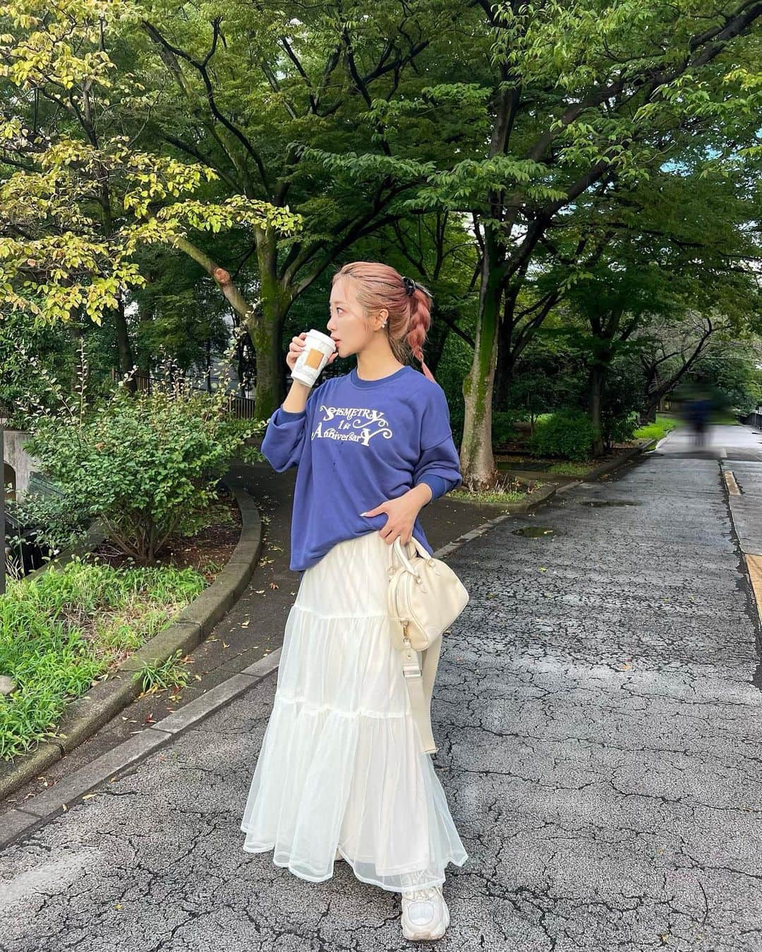 中島絢乃さんのインスタグラム写真 - (中島絢乃Instagram)「💙💙💙  .  スーパーに行った帰りに ガチャガチャコーナーに寄ったら 新発売の#ゴンベ のチャームを見つけてしまい 即まわしてgetしました、、🥹💙 かわいい、、🥹💙  写真撮ってから気づいたけど コーデもゴンベカラーだね🤣💙🤍  .  この日のコーデ☁️ sweatshirt :#sismetry1stanniversary bag : #accommodex中島姉妹 skirt : #classicalelf (アイボリー･Mサイズ) ▶︎ @classicalelf_official 👗  この日はぱらぱら雨が降っていたので いつもより涼しくてスウェットいけた！ ガーリーなスカート×カジュアルなスウェット こういう組み合わせ好きだなあ🫶👟  チュールスカートはそのまま履いてもかわいいけど デニムに重ねたり色んな使い方ができるから 持っていて損はないよね😈🤍 〰〰〰️〰 #クラシカルエルフ #classicalelf #エルフコーデ #タイアップ #uniqlo #zara #ユニクロ #ザラ #zozo #zozotown #zozo購入品 #zozotown購入品 #ロングスカート #チュールスカート #ティアードスカート #プチプラ #プチプラコーデ」8月30日 19時02分 - nakajima_ayano