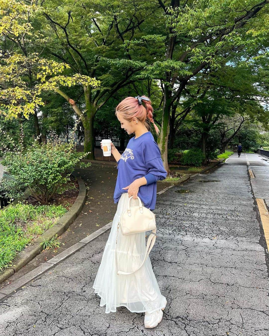 中島絢乃さんのインスタグラム写真 - (中島絢乃Instagram)「💙💙💙  .  スーパーに行った帰りに ガチャガチャコーナーに寄ったら 新発売の#ゴンベ のチャームを見つけてしまい 即まわしてgetしました、、🥹💙 かわいい、、🥹💙  写真撮ってから気づいたけど コーデもゴンベカラーだね🤣💙🤍  .  この日のコーデ☁️ sweatshirt :#sismetry1stanniversary bag : #accommodex中島姉妹 skirt : #classicalelf (アイボリー･Mサイズ) ▶︎ @classicalelf_official 👗  この日はぱらぱら雨が降っていたので いつもより涼しくてスウェットいけた！ ガーリーなスカート×カジュアルなスウェット こういう組み合わせ好きだなあ🫶👟  チュールスカートはそのまま履いてもかわいいけど デニムに重ねたり色んな使い方ができるから 持っていて損はないよね😈🤍 〰〰〰️〰 #クラシカルエルフ #classicalelf #エルフコーデ #タイアップ #uniqlo #zara #ユニクロ #ザラ #zozo #zozotown #zozo購入品 #zozotown購入品 #ロングスカート #チュールスカート #ティアードスカート #プチプラ #プチプラコーデ」8月30日 19時02分 - nakajima_ayano