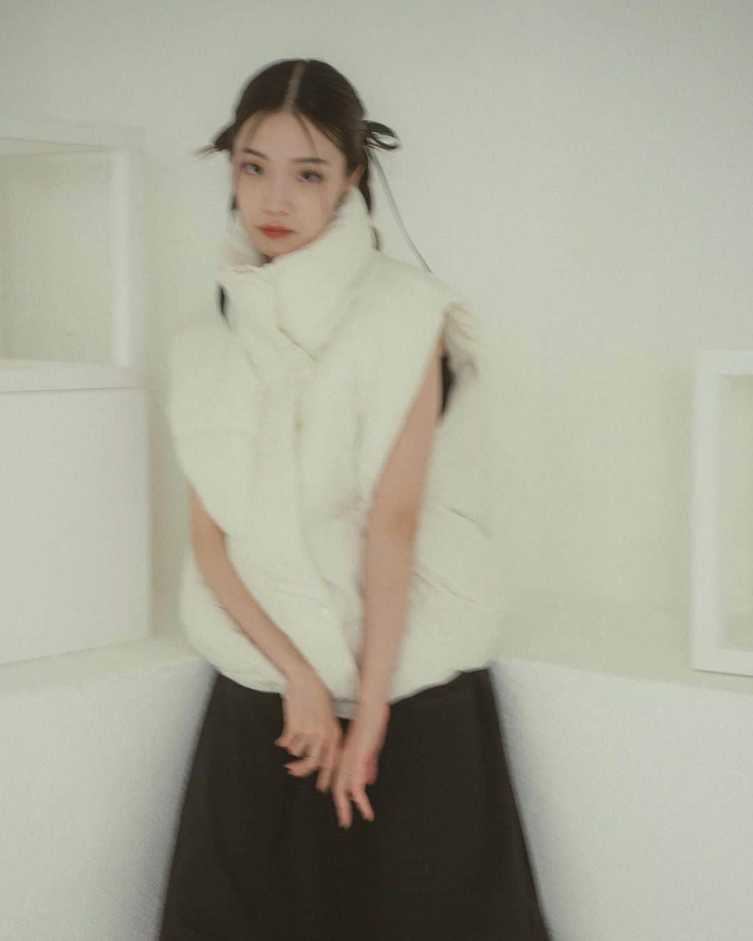 Vannie Officialのインスタグラム：「中綿ボリュームベスト  … Design …  ・コーデにプラスワンするだけでトレンドルックに ・たっぷりボリュームの中綿 ・ハイネックで暖かさ+小顔効果 ・裾はドロストでシルエット変更可能 ・軽量で動きやすい ・アームは広めで袖ボリュームのトップスの上にも着れる ・フロントファスナー+スナップボタン ・ポケット付き  … Styling …  今季マストバイしたいボリュームの中綿ベスト。 ロンT・スウェット合わせでカジュアルに、 ニット・シャツ合わせで綺麗めに自由自在。 ミニ丈のボトムス合わせはトレンドな韓国スタイルにも。 軽アウターの上にレイヤードもおすすめ。 もちもちでずっと触っていたくなるような感触も魅力。  ━━━━━━━━━━━━━━━━━━━━━  透け感：なし 裏地：あり 厚さ：厚め 伸縮性：なし 光沢感：なし  ━━━━━━━━━━━━━━━━━━━━━━ ※詳しくは洗濯タグをご確認ください #vannie_u」
