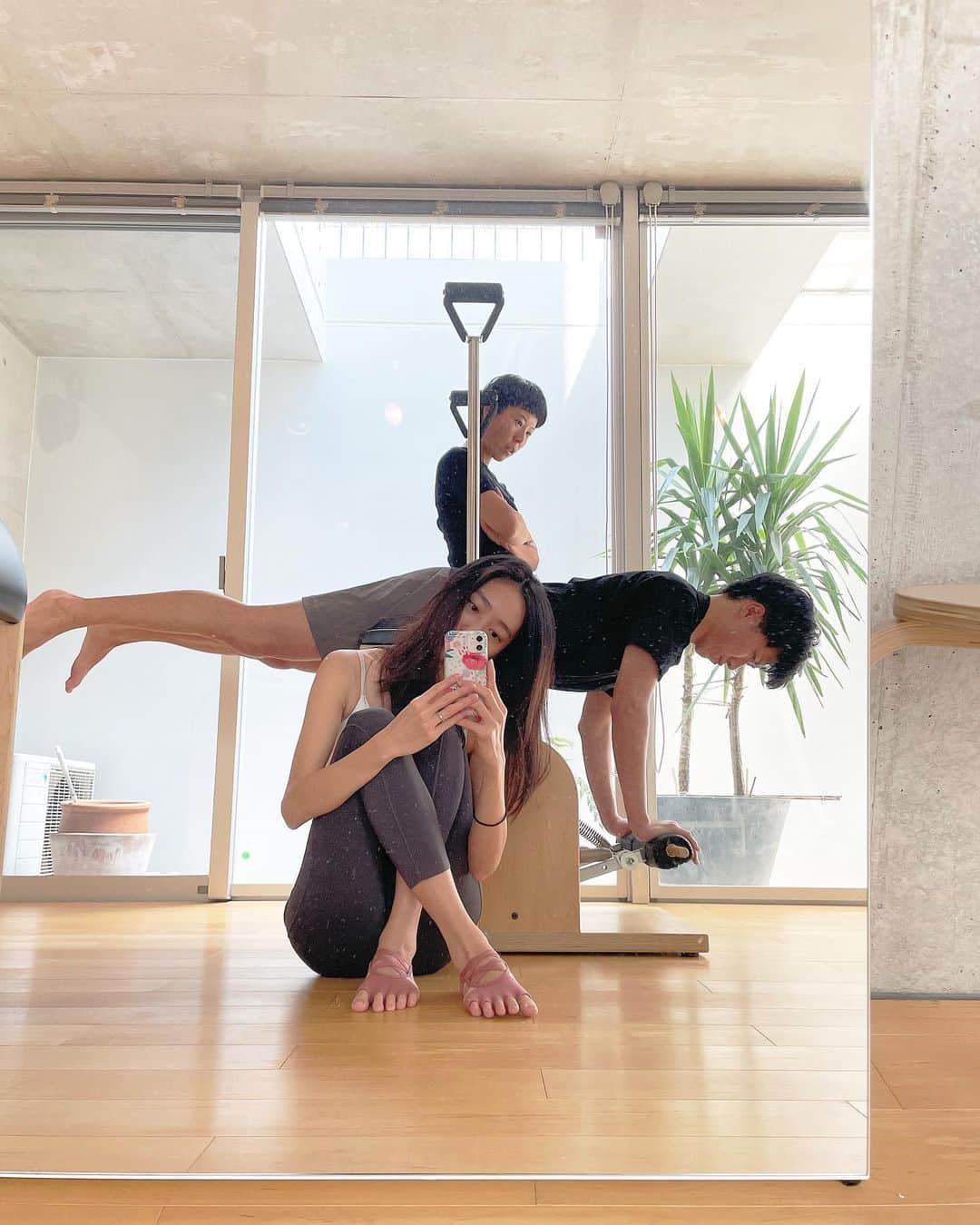 久保りささんのインスタグラム写真 - (久保りさInstagram)「Loving the weekend Pilates session together🍃  遠距離前の週末は、いつも夫婦でピラティスのパーソナルレッスンを受けていて、同じHaruka師匠です🐥🪿🐥  離れてからも、ピラティスを続けるくらい、ハマった旦那さん。 一緒に健康寿命伸ばそうね👊🏻👊🏻  マシーンの補助があるとティーザーできるのに、マットはまだまだ難しい…  #夫婦でピラティス #ピラティス #Pilates」8月30日 18時55分 - lissa_kubo