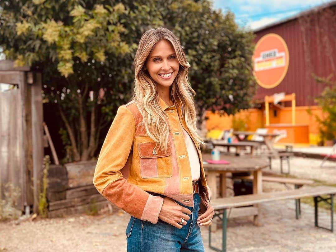 オフェーリ・ムニエのインスタグラム：「Avec mon look country, un peu trop blonde et un peu trop bronzée, je suis ravie de vous retrouver le dimanche 10 septembre pour ouvrir une nouvelle saison de Zone Interdite ! 🚫📺 @zoneinterditem6 @m6officiel   Et c’est aussi le retour de ma photographe pref @lisabrunetlb」