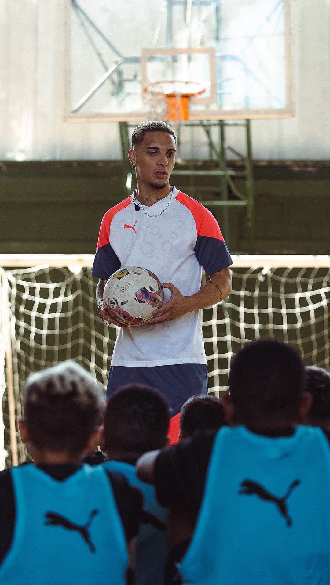 プーマのインスタグラム：「@antony00 sending a message home. Where the beautiful game inspires and gives hope to all ⚽🇧🇷  #ItAllStartsWithADream」