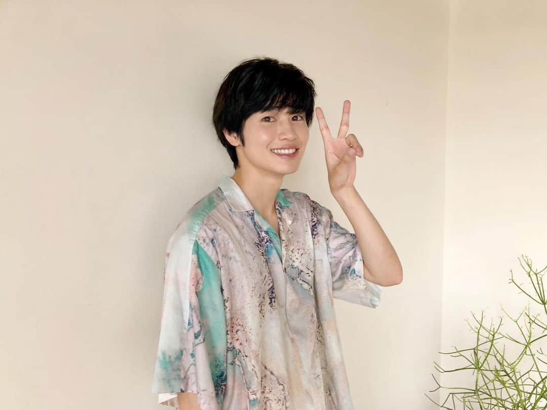 ジュノン編集部のインスタグラム：「発売中のJUNON10月号、西垣匠さんのオフショットを公開✨  誌面で、暑い夏の日に西垣くんとおうちで過ごして素敵な思い出ができる…という夢をお楽しみください🥺🍉  今夜のみなしょーも楽しみです✨  #西垣匠 さん #JUNON 10月号 #みなと商事コインランドリー 2 #西垣匠ファースト写真集 匠」