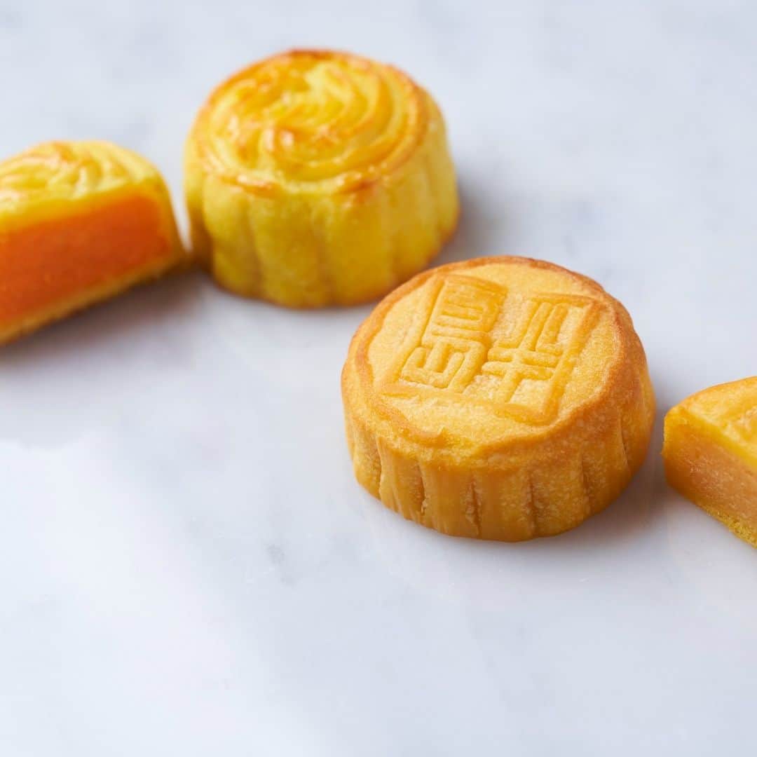 The Peninsula Tokyo/ザ・ペニンシュラ東京のインスタグラム：「しっとりと良い焼き上がりに仕上がったヘイフンテラス 特製月餅はいかがでしょうか。大切な方への贈り物にも最適です。  Debuting in Hong Kong in 1986, our iconic Peninsula Mini Egg Custard Mooncakes stand as a beloved traditional delight. Secure your order for the upcoming Mid-Autumn Festival and relish in this timeless treat!」