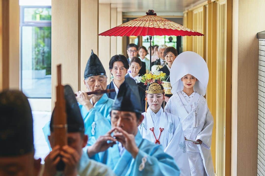 のインスタグラム：「【神前式】 八雲迎賓館で叶う挙式スタイル、〈神前式〉の由来やルーツをご紹介します。  昔から日本人は自然や神様を大切にする「神道信仰」が深く、結婚も神聖な出来事とされていました。 神前式の初めとなったのは1900年（明治33 年）、当時の皇太子殿下の御婚礼が宮中で初めてご神前で行われたと言われています。  当時の結婚式のほとんどが家庭で行われており（人前式）、 更には西洋化の流れの中で行ったご神前での結婚式は「日本人らしく」という気運が高まる画期的な出来事として人々に感動を与え、全国への神社へと普及し、神前式が日本の結婚式の代表的なスタイルとなっていきました。  是非、八雲迎賓館での神聖な雰囲気を感じてみてください。 皆様のご来館を心よりお待ちしております。 ___  #八雲迎賓館 #anniversary #少人数婚 #晩餐会 #Heavensflow #人前式 #ウェディングドレス #ウェディング #テーブル装花 #テーブルコーディネート #アットホームな結婚式 #結婚式レポ #八雲の花嫁 #福井結婚式#結婚式 #福井#福井市#福井県 #fukui #福井結婚式場 #福井市結婚式場 #新郎新婦 #夫婦 #おしゃれ花嫁 #全国のプレ花嫁さんと繋がりたい #プレ花嫁さんと繋がりたい #お色直し」