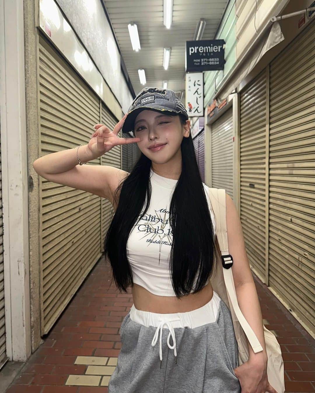 葉月ひまりのインスタグラム：「最近のお気に入りコーデ🎀︎💕︎ SHEINで全身コーデ組んでみたの！ Y2Kコーデが可愛くて、とくにこのキャップがお気に入り♡ このトップスもパットが着いてるから1枚で お出掛けできるのも嬉しい☆⸝⸝⸝⋆  ♡商品ID♡  ［tops］ ・16372207 ［pants］ ・13273759 ［bag］ ・14509947 「cap」 ・17379752 ［accessory］ ・15491352  ♡coupon code：00hm♡  [お買い上げ金額1～5,999円まではセール価格より15%OFF、6,000円以上は20%OFFが適用されます]  利用期限：公開日〜9月末日  他にもおすすめ商品をYouTubeで紹介してるので  是非チェックしてね🐰💓  @shein_japan  #SHEINforAll #PR  ※海外からの個人輸入品はサイトの注意事項をよく読んでご検討ください✨」