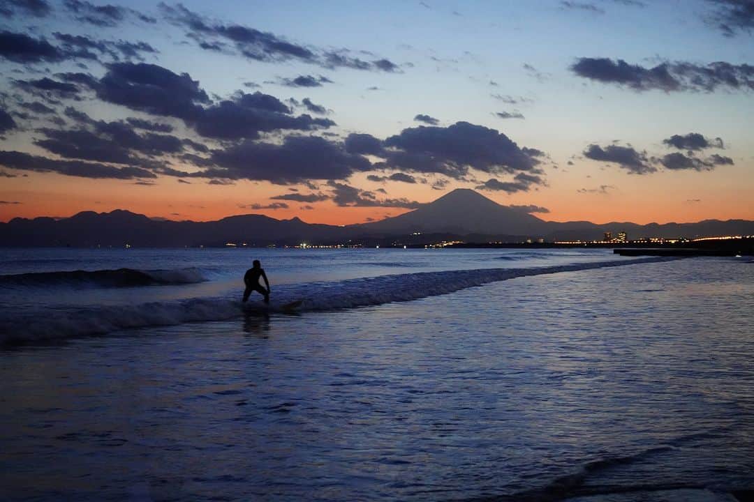 江の島・鎌倉 ナビのインスタグラム：「◀ 江の島・鎌倉観光なら「江の島・鎌倉ナビ」(@enokama)におまかせ！  鵠沼海岸  江の島や鵠沼海岸からは、 夕焼けと富士山を臨むことができます。 天気が良い日はマジックアワーまで楽しんで！  photo by @odakyu_global  ※こちらは過去に撮影した写真です。  -------------------------------------------  ♡ 江の島・鎌倉へのおでかけ情報が満載 ♡  江の島・鎌倉ナビ(@enokama)では 人気の定番スポットから新規開店のお店まで、 旬の情報を発信しています！  ✔人気のスポットは？ ✔開催中のイベントは？ ✔お得なチケットは？  ”えのかまナビ”なら全部お任せ！ もっと詳しく知りたい人は、Webサイトをチェック！  「えのかま」で検索してね♪  #鵠沼海岸 #マジックアワー #映えスポット #フォトジェニック #江ノ島 #江の島 #鎌倉 #江の島鎌倉 #鎌倉観光 #江ノ島観光 #江ノ電 #enoden #enoshima #kamakura #enoshimakamakura #kanagawa #japan #えのかま #えのかまナビ #江の島鎌倉ナビ #江の島鎌倉フリーパス #絵はがきになる日常を」