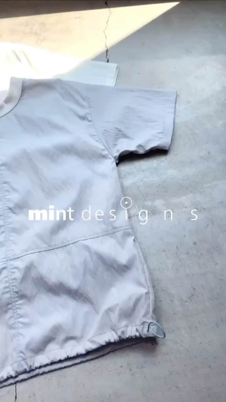 ミントデザインズのインスタグラム：「. -NEW ARRIVALS!!-  シワ加工が施され、軽くてさらりとした手触りの“CRUNCHY”シリーズが入荷‼︎ オーバーなサイズ感で、ディティールの凝ったスポーティなラインです。  ■CRUNCHY T-SHIRT ■CRUNCHY PANTS」