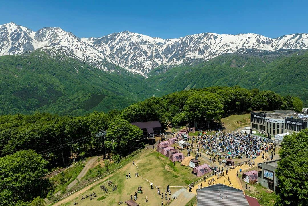 白馬岩岳スノーフィールドさんのインスタグラム写真 - (白馬岩岳スノーフィールドInstagram)「今年5月20日～28日の9日間にわたり、第3回目となる「アルペンアウトドアーズ プレゼンツ『HAKUBA ヤッホー！FESTIVAL 2023』を開催しました。新緑の映える5月下旬、昨年を上回る来場者数を記録し、大盛況で幕を閉じました。  5月27日、28日の音楽ライブでは総勢13組のアーティストが集結！ 白馬の自然と音楽、会場が一体感となったダイジェスト版映像が公開されました！ https://youtu.be/Hgw379KiII4?si=pv1iZiksL3RGzgIz  そして、来年2024年5月18日(土)～26日(日)に第4回目となる「HAKUBA ヤッホー！FESTIVAL 2024」の開催が決定！ 各種アクティビティやパフォーマンスに地元グルメ、そして音楽ライブと詳細は決定次第、随時発表していきます。お楽しみに！  #白馬岩岳マウンテンリゾート  #アルペンアウトドアーズ #白馬ヤッホーフェス #音楽フェス  #mahina #ヒグチアイ #半﨑美子  #吉澤嘉代子 #田島貴男(#OriginalLove) #阿部真央 #クリスハート  #ISEKI #GAKUMC #KEYTALK #ゴスペラーズ  #スキマスイッチ #長野県 #白馬村 #白馬 #白馬岩岳  #白馬マウンテンハーバー  #白馬ヒトトキノモリ  #北アルプス #絶景」8月30日 19時00分 - hakuba_iwatake